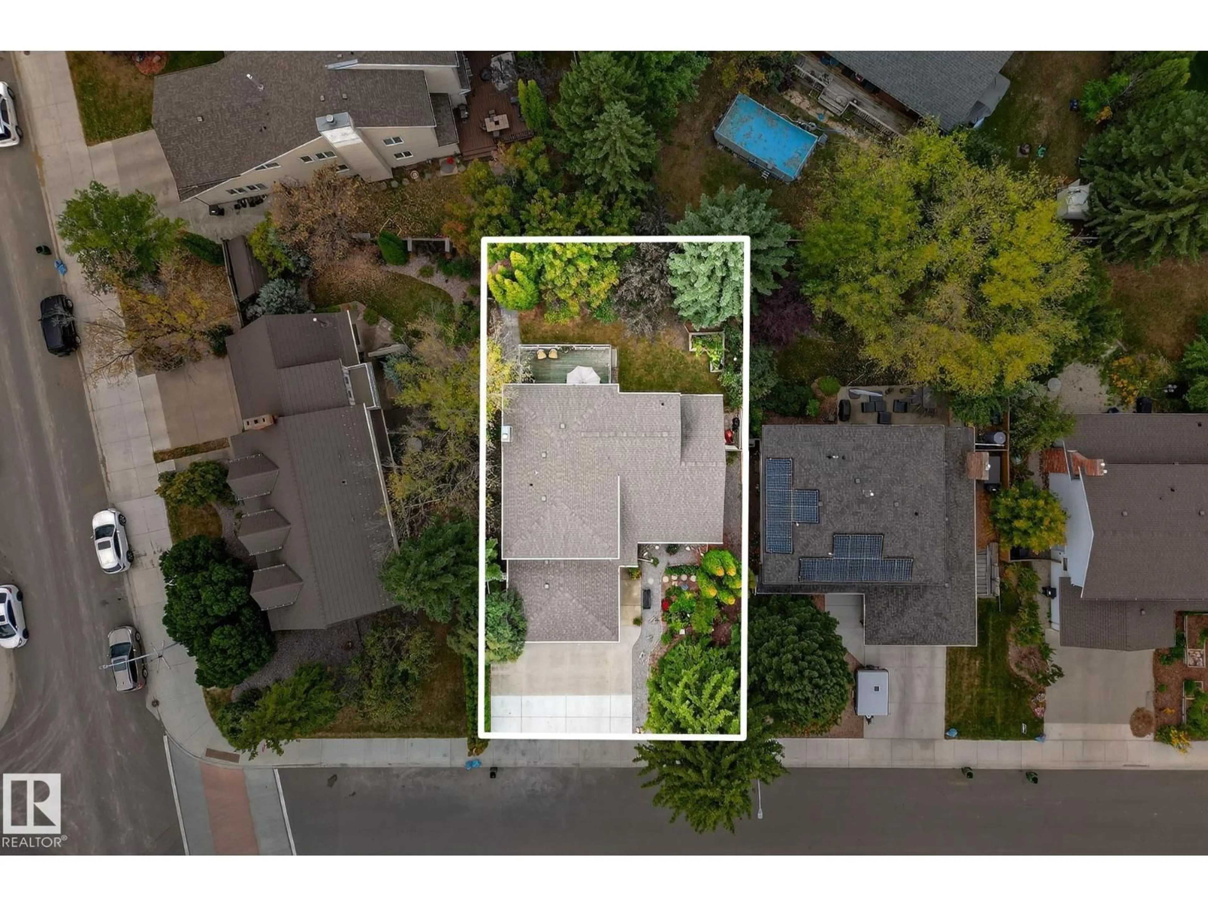 A pic from outside/outdoor area/front of a property/back of a property/a pic from drone, street for 316 LESSARD DR, Edmonton Alberta T6M1A6