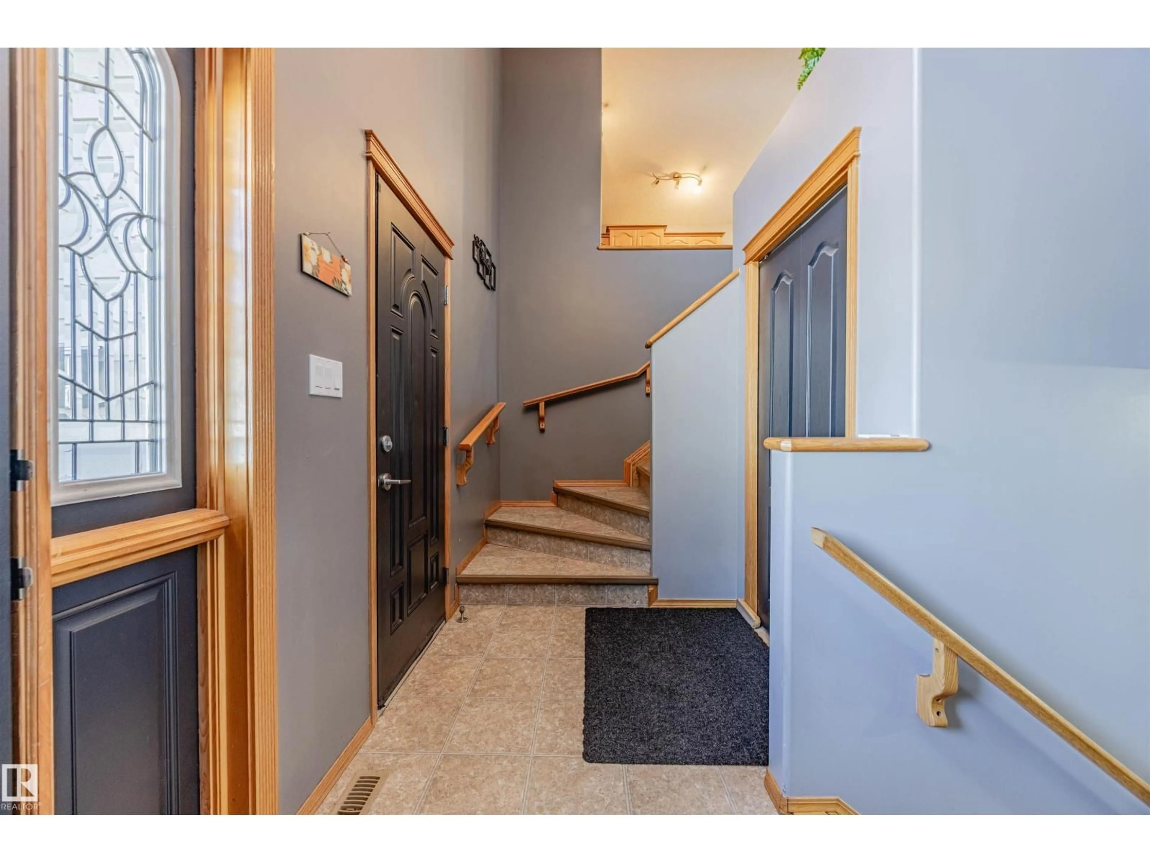 Indoor foyer for 664 KANANASKIS DR, Devon Alberta T9G2G8