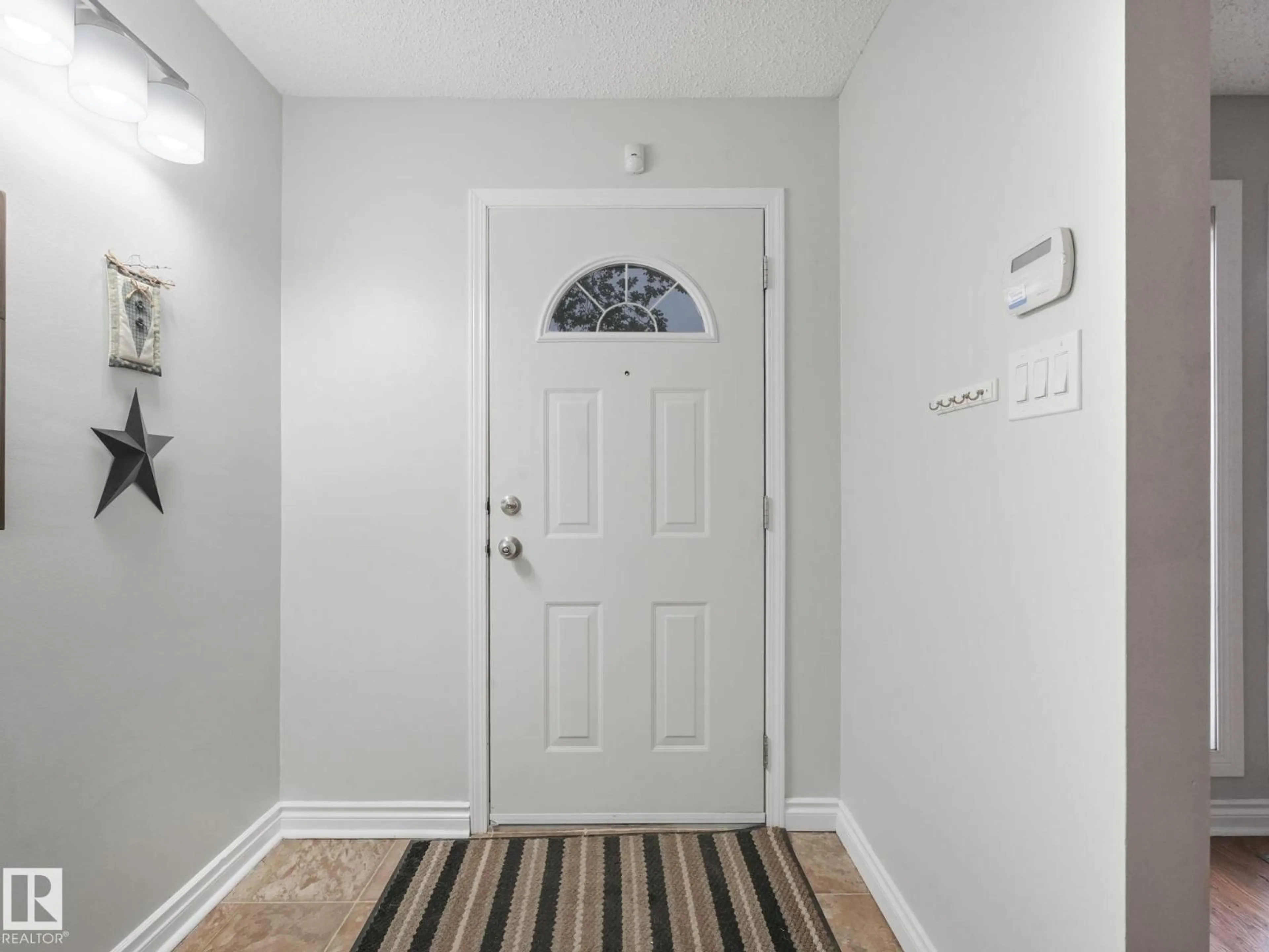 Indoor entryway for 7351 180 ST, Edmonton Alberta T5T2T1