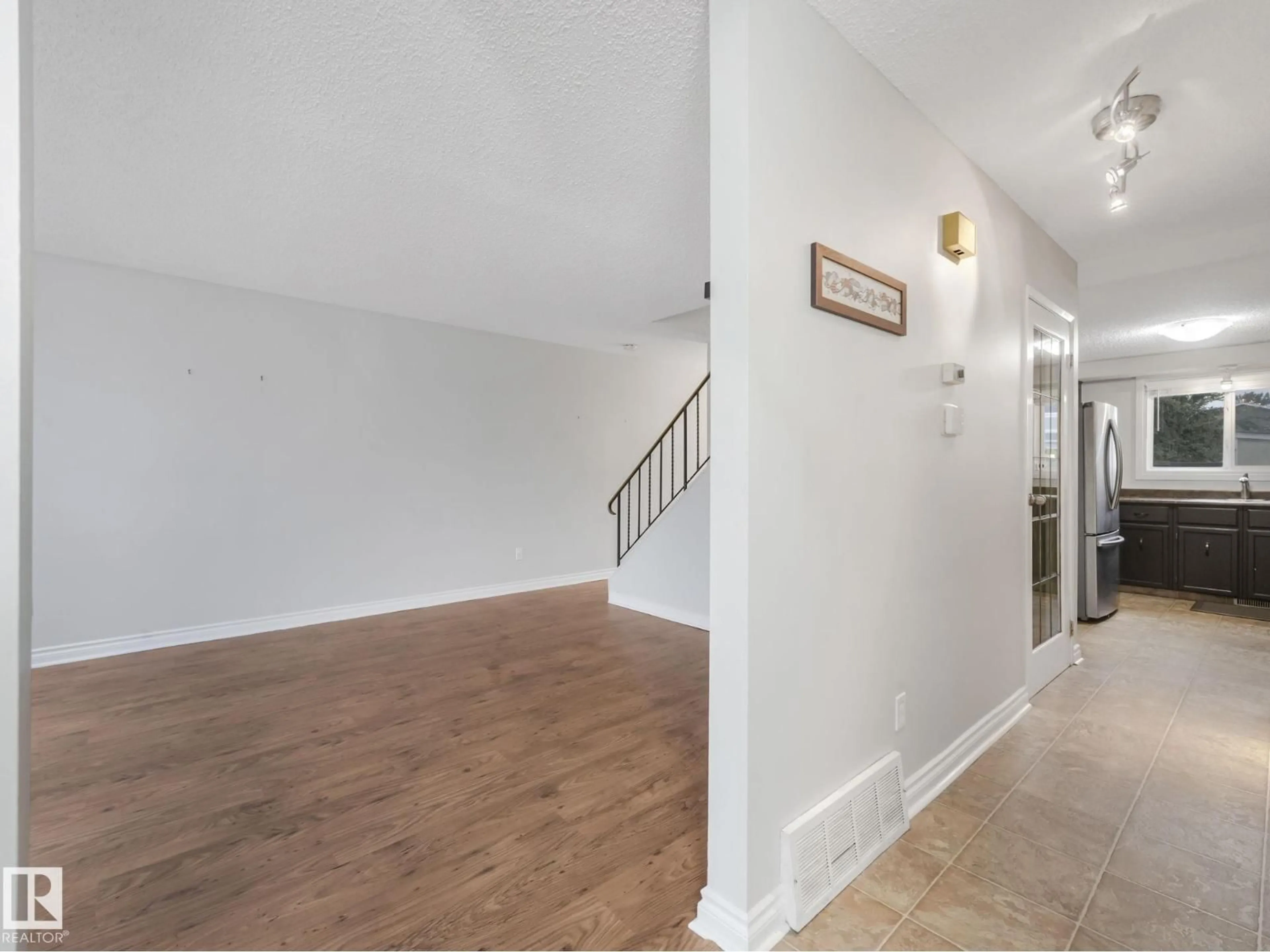 Indoor foyer for 7351 180 ST, Edmonton Alberta T5T2T1