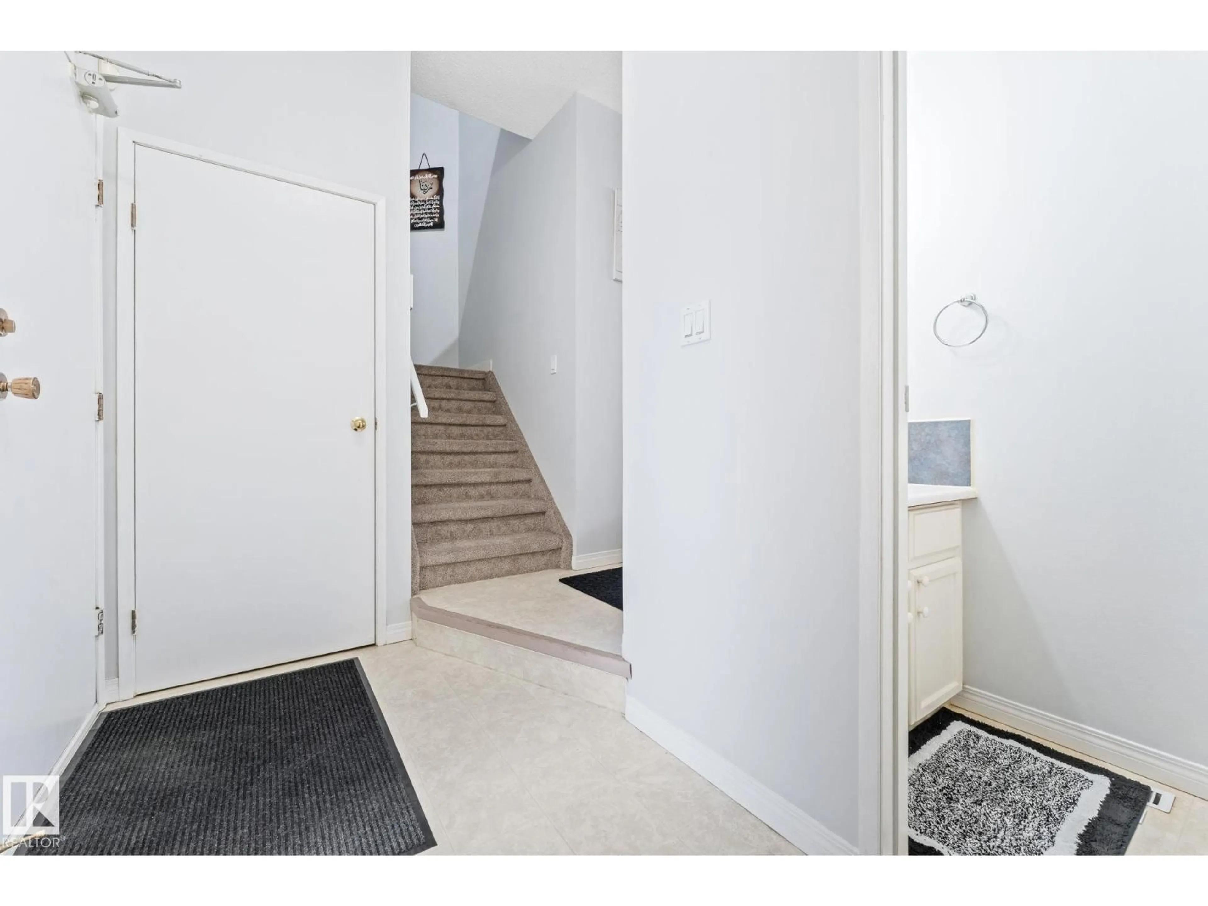 Indoor foyer for 182 CALLINGWOOD PL, Edmonton Alberta T5T2C6