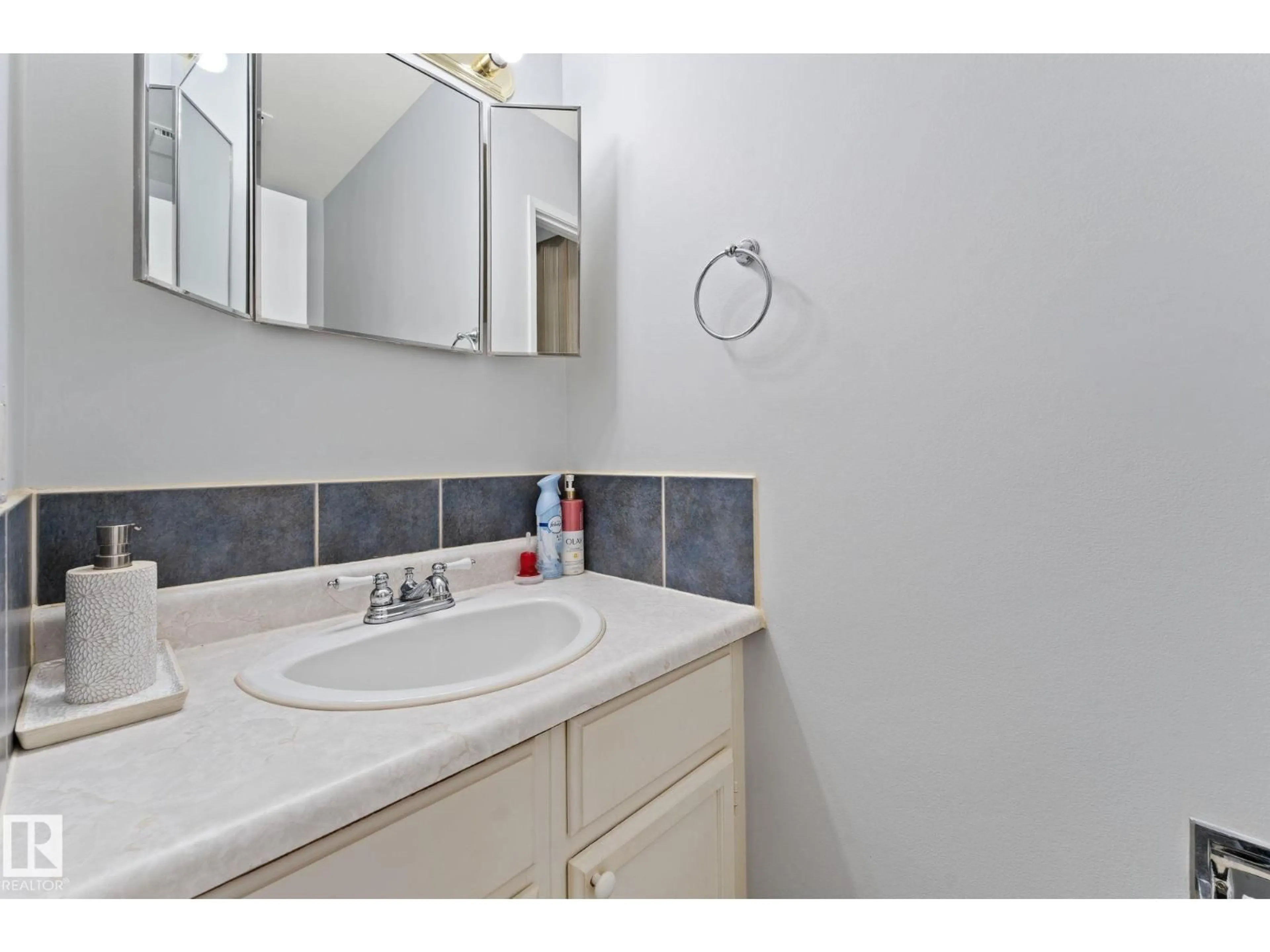 Standard bathroom, ceramic/tile floor for 182 CALLINGWOOD PL, Edmonton Alberta T5T2C6