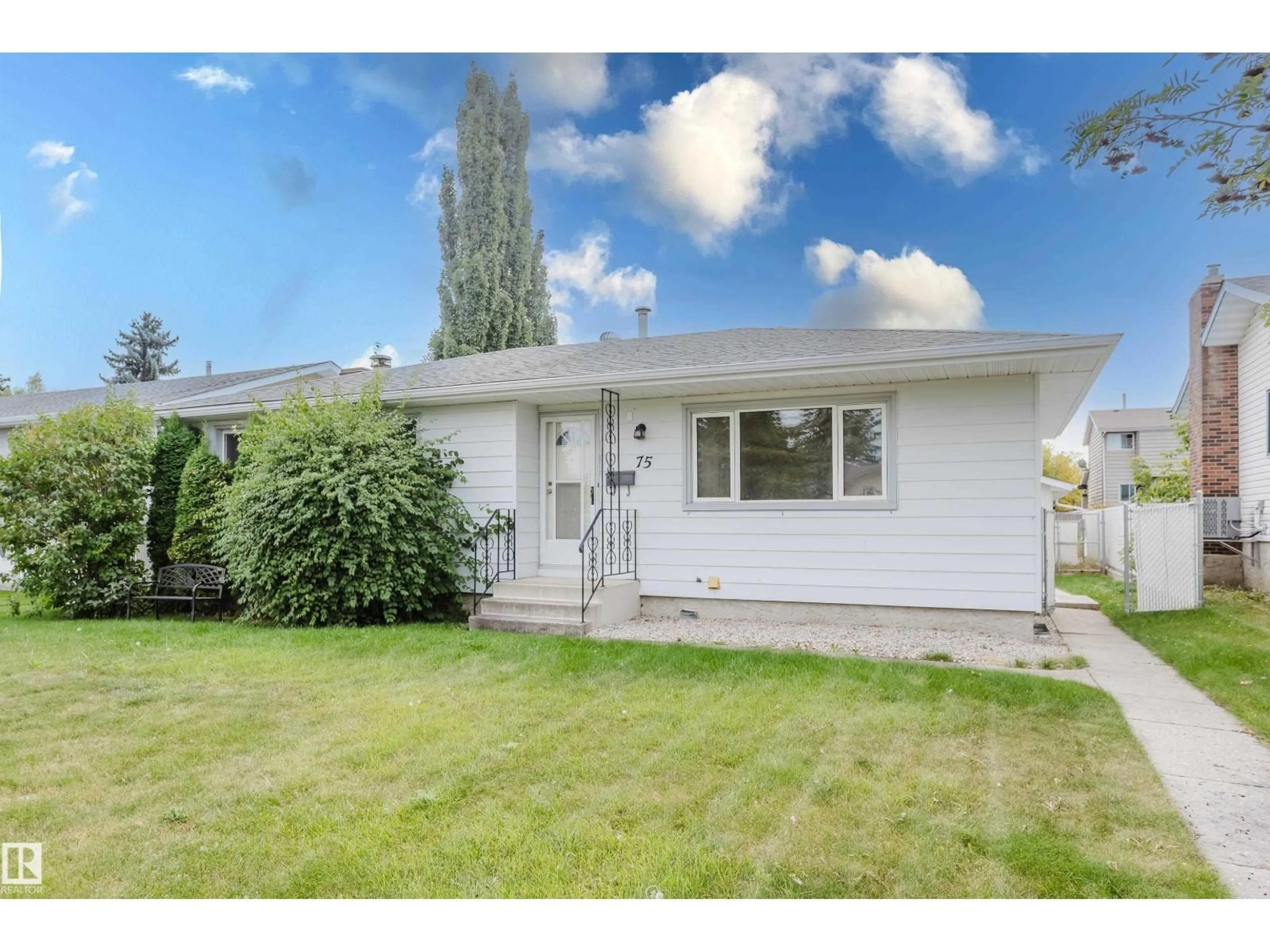 Home with vinyl exterior material, street for 75 WESTVIEW CR, Spruce Grove Alberta T7X1L3