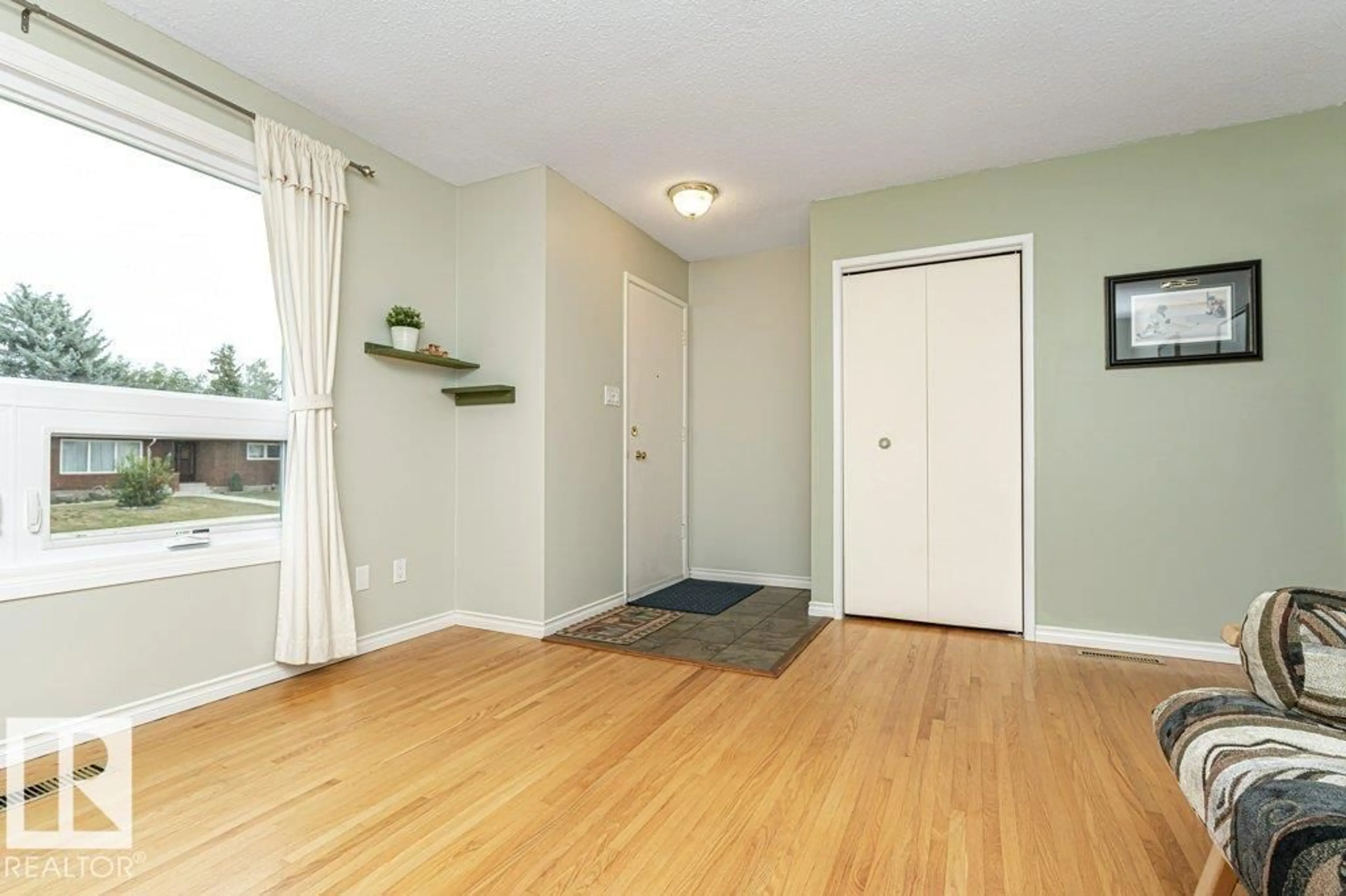 Indoor entryway for 10931 38 AV, Edmonton Alberta T6J0K6