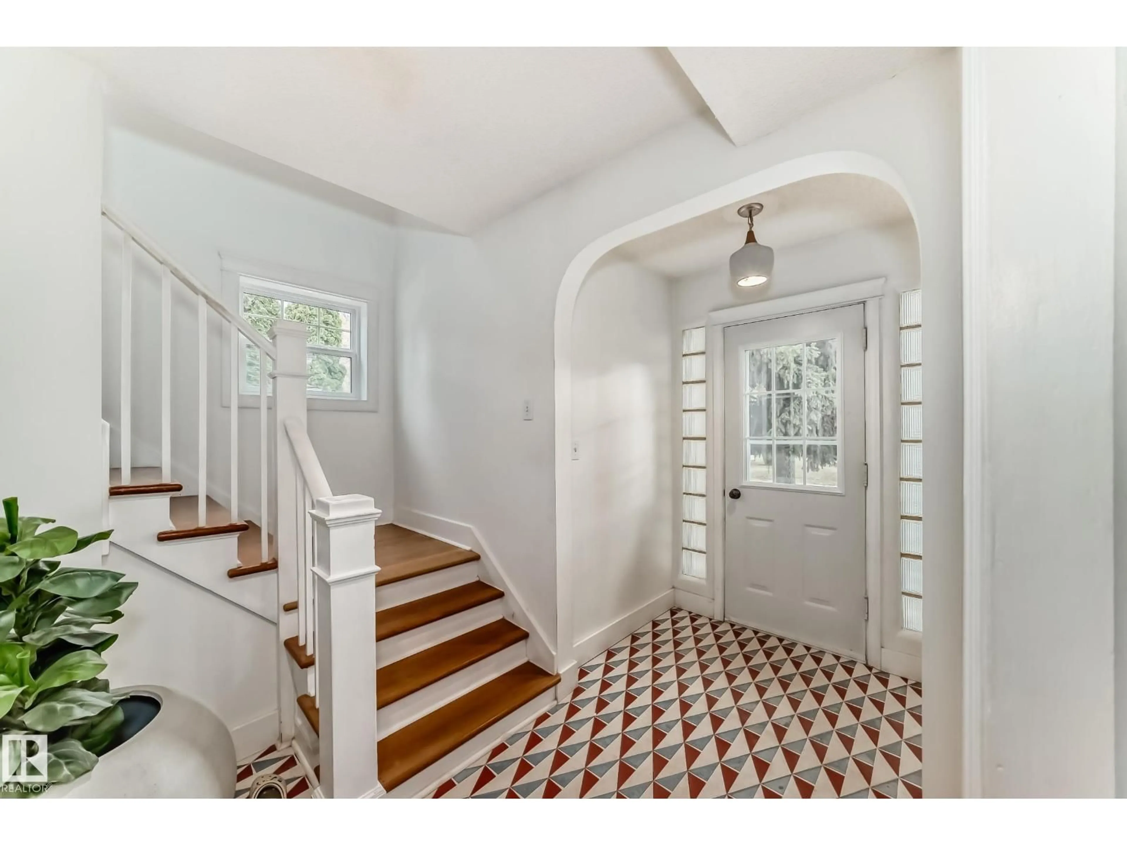 Indoor entryway for 9902 148 ST, Edmonton Alberta T5N3E9