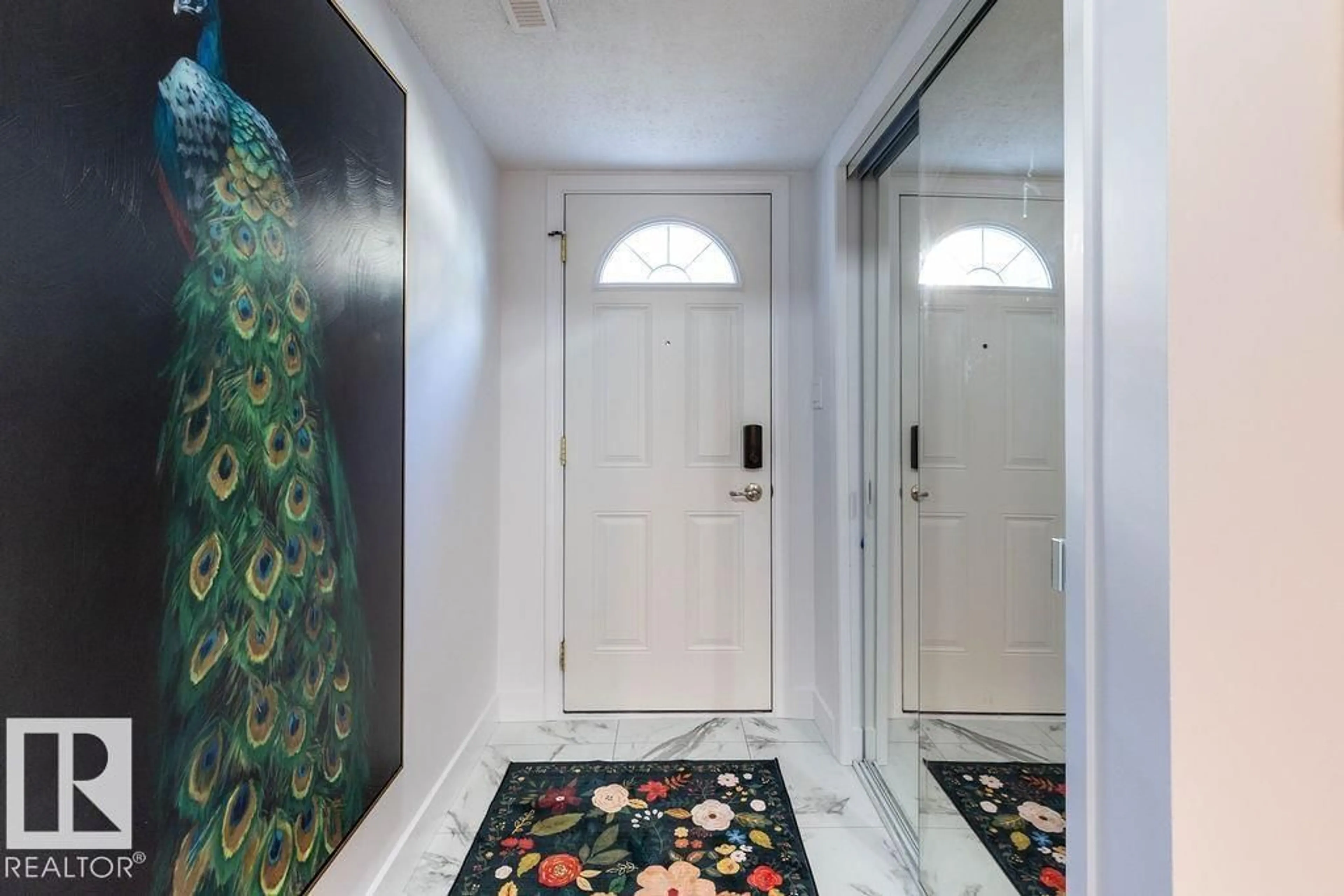 Indoor foyer for 17034 67 AV, Edmonton Alberta T5T1Y9