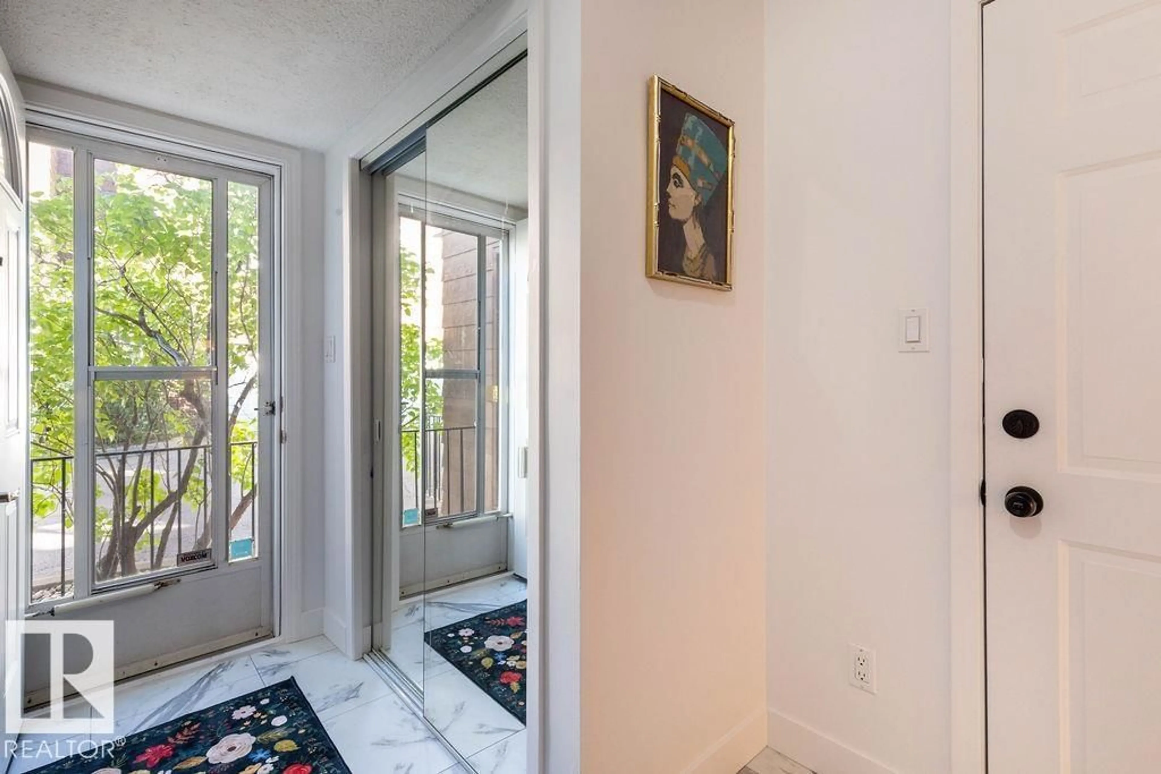 Indoor entryway for 17034 67 AV, Edmonton Alberta T5T1Y9