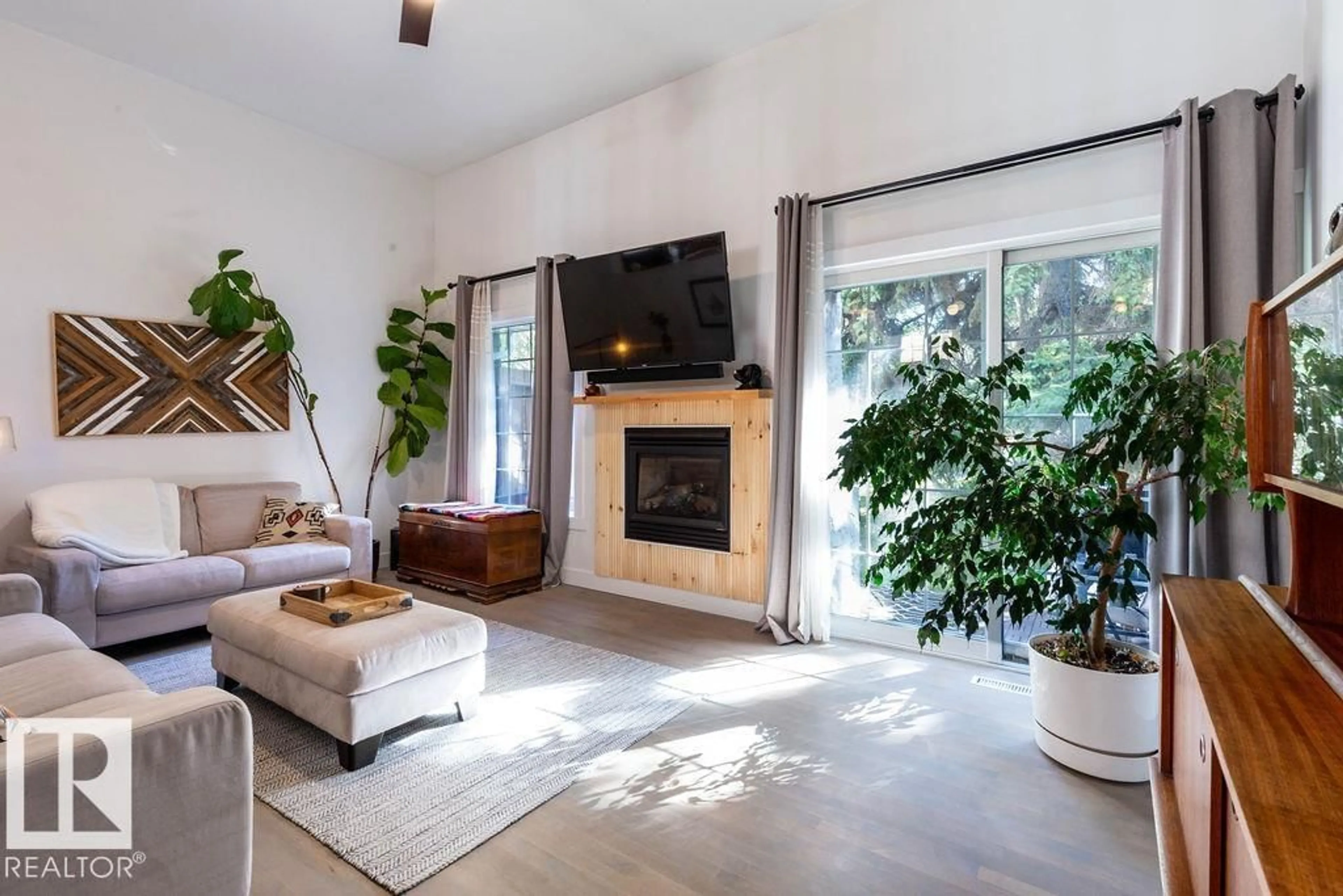 Living room with furniture, ceramic/tile floor for 17034 67 AV, Edmonton Alberta T5T1Y9