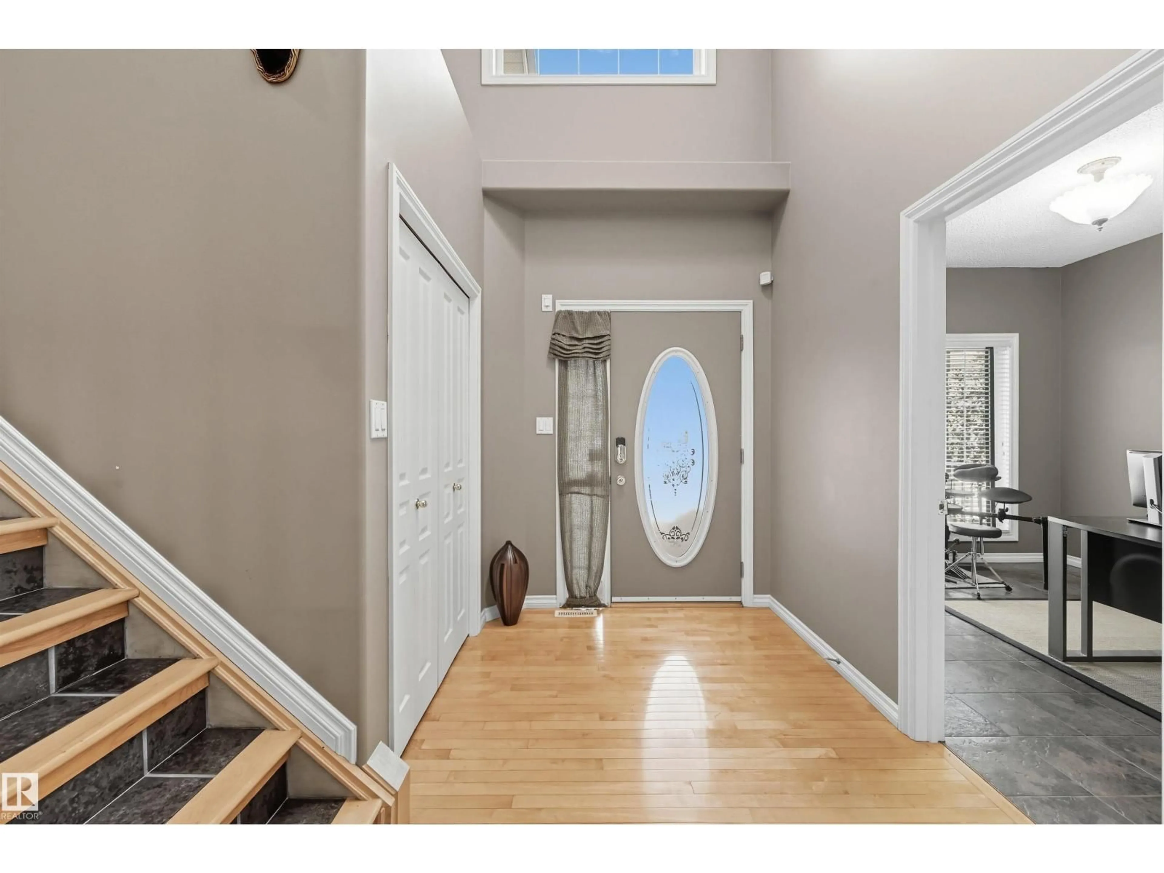 Indoor entryway for 2007 HADDOW DR, Edmonton Alberta T6R2P2