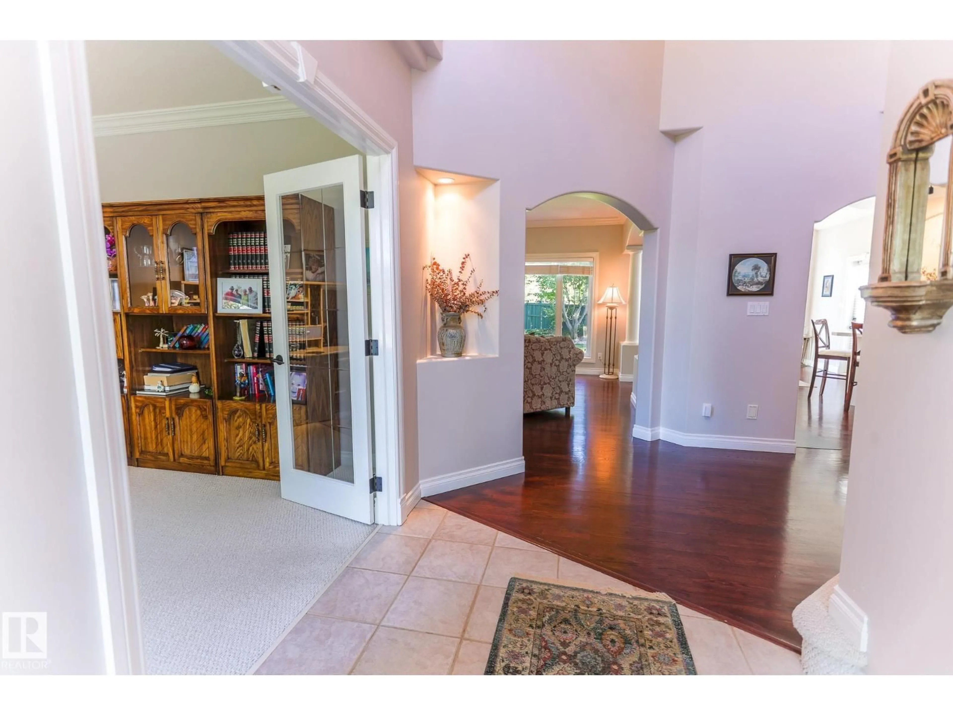 Indoor entryway for 352 HUNTERS RU, Edmonton Alberta T6R2P1