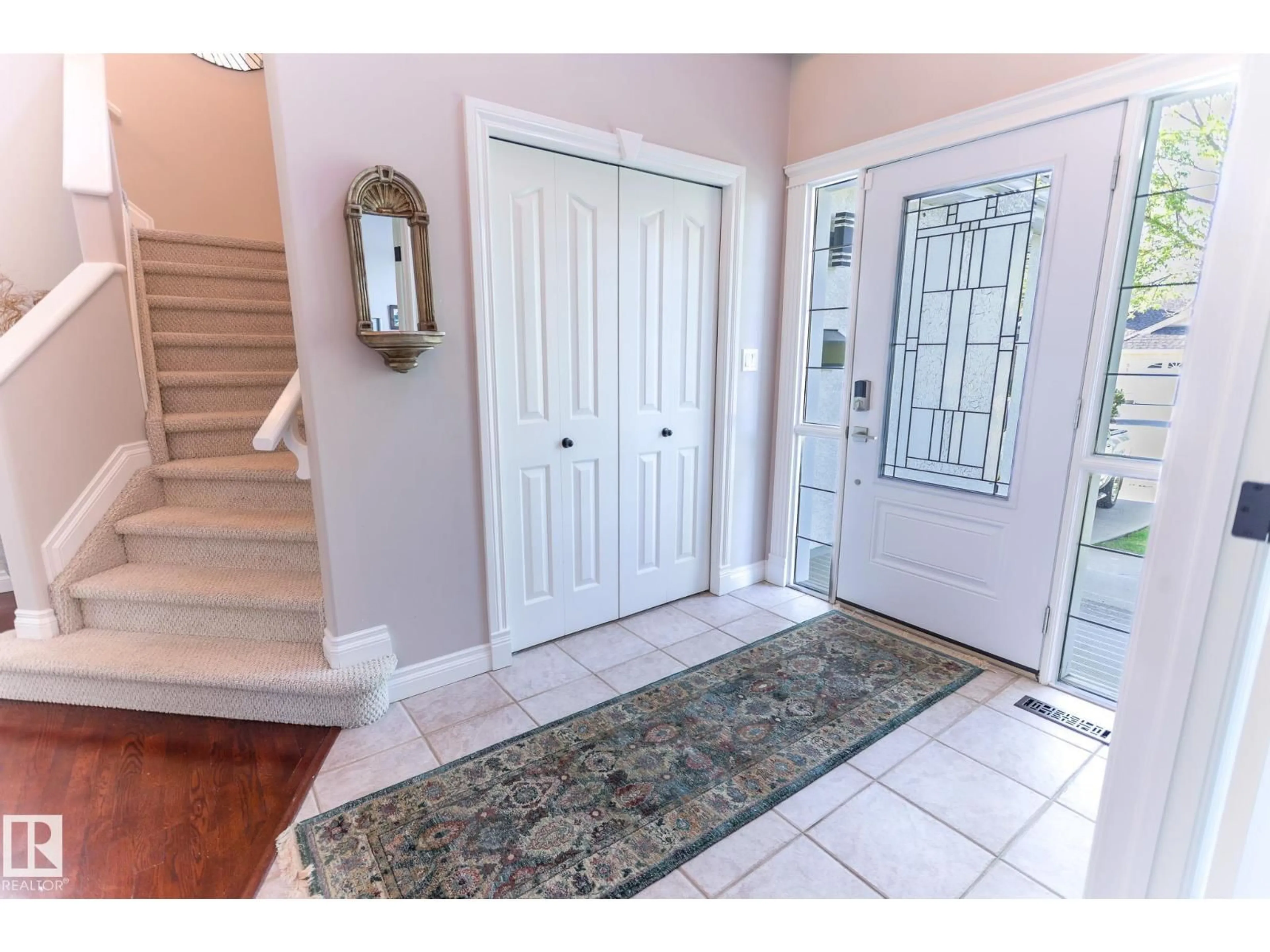 Indoor entryway for 352 HUNTERS RU, Edmonton Alberta T6R2P1