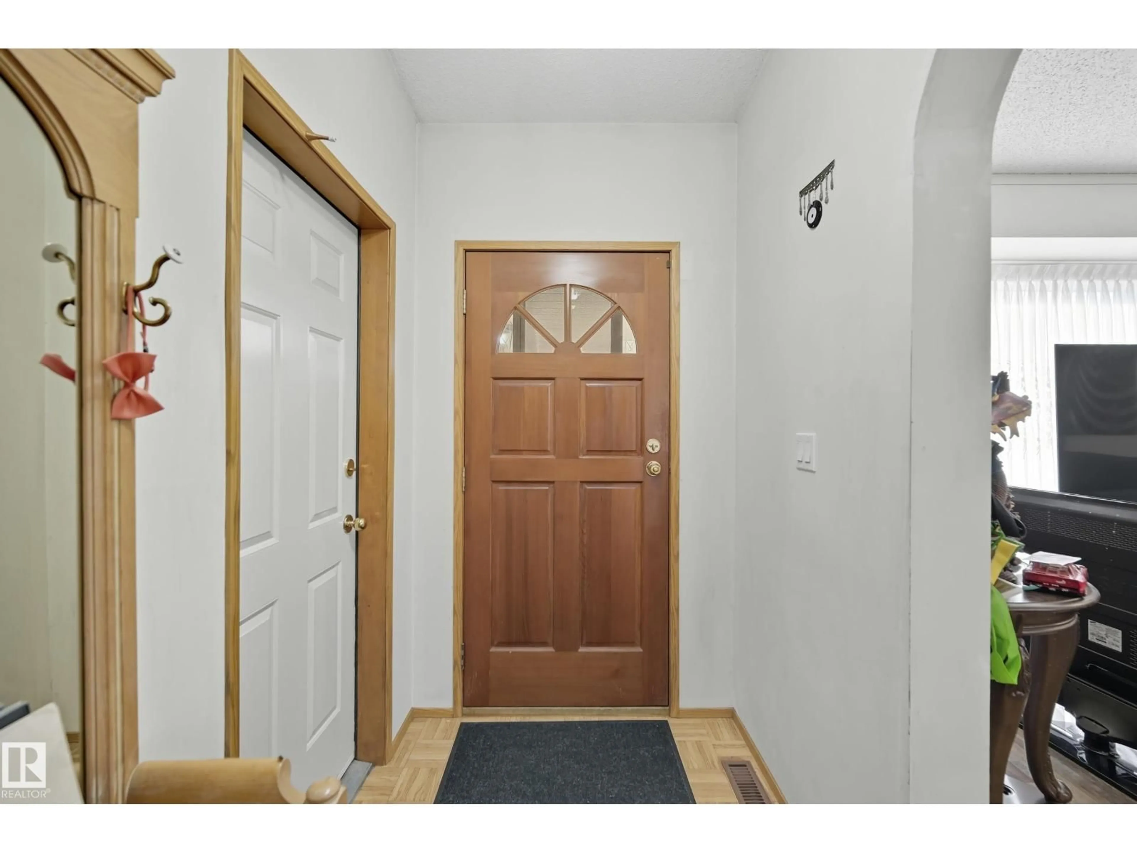 Indoor entryway for 352 WARWICK RD, Edmonton Alberta T5X5N4