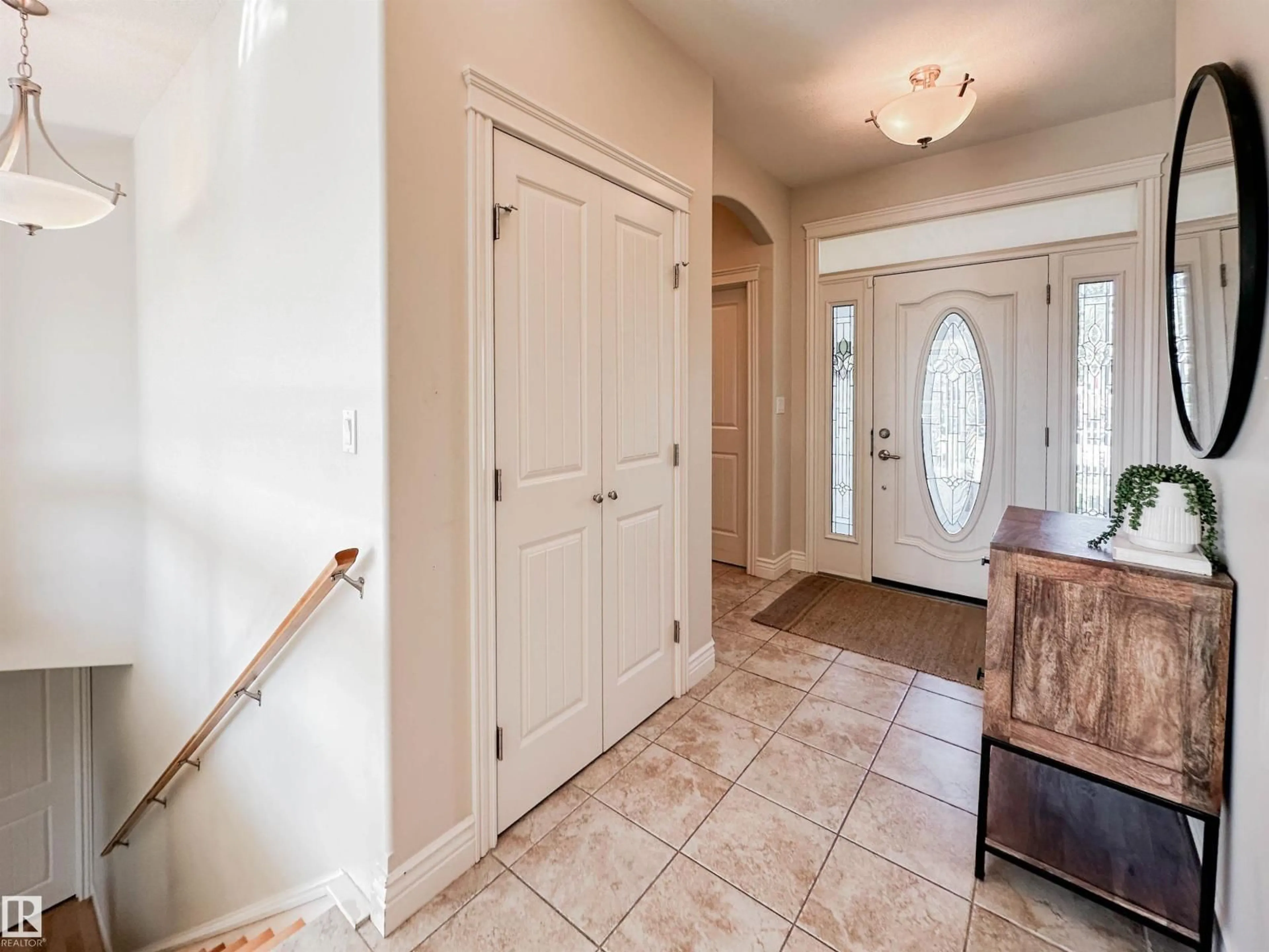 Indoor entryway for 48 ORCHARD CO, St. Albert Alberta T8N4K2