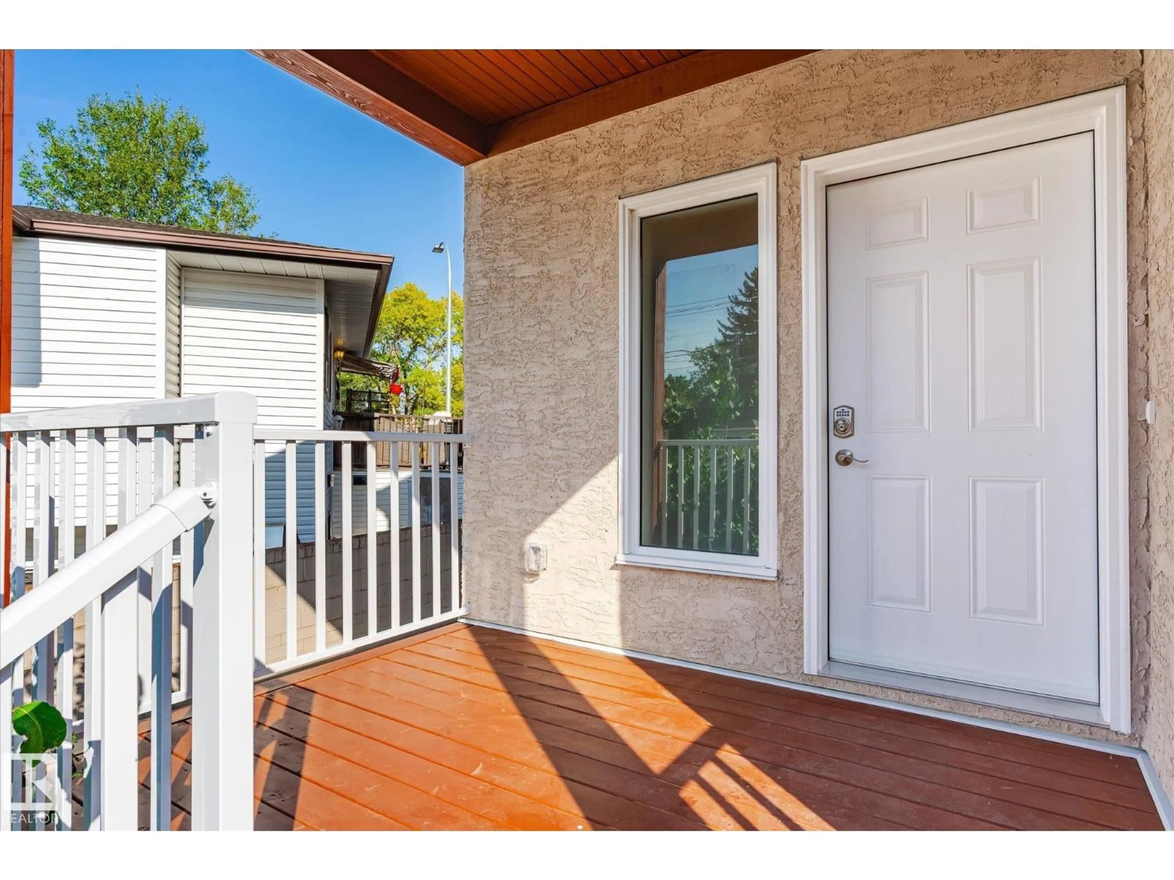 Indoor entryway for 9306 91 ST, Edmonton Alberta T6C3N9