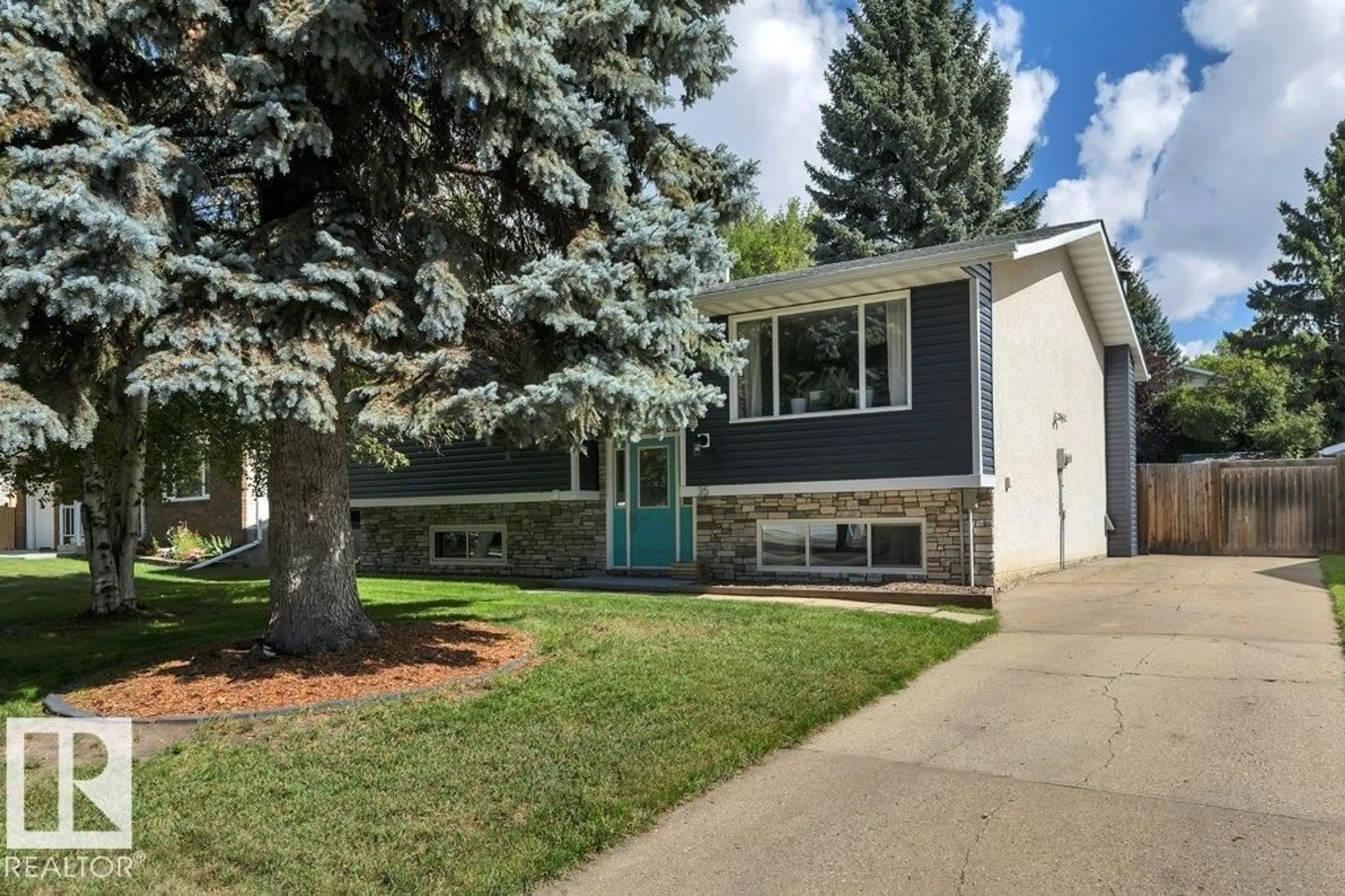 Home with vinyl exterior material, street for 35 LAYDON DR, St. Albert Alberta T8N2N5