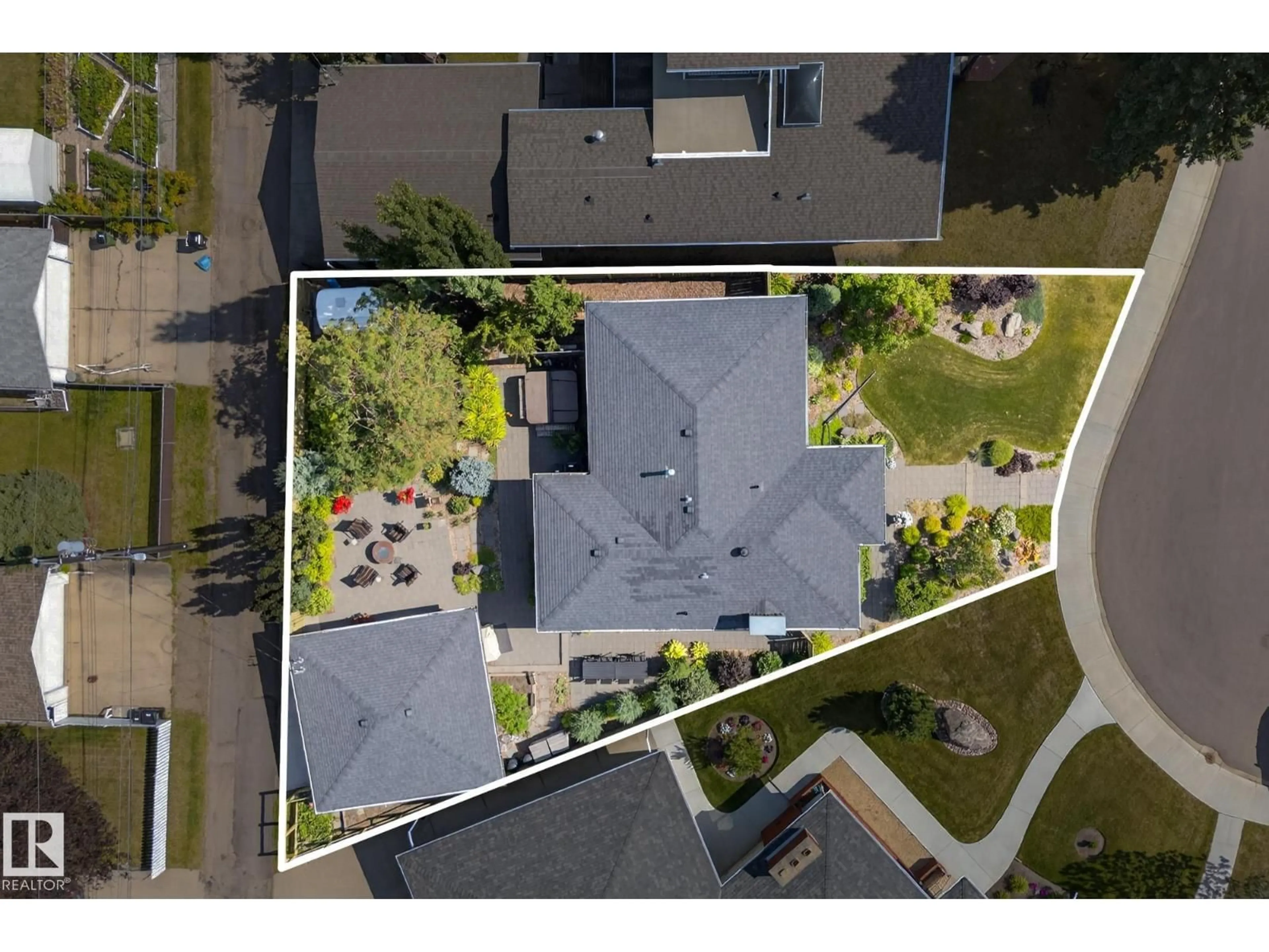 A pic from outside/outdoor area/front of a property/back of a property/a pic from drone, street for 11424 49 AV, Edmonton Alberta T6H0G8