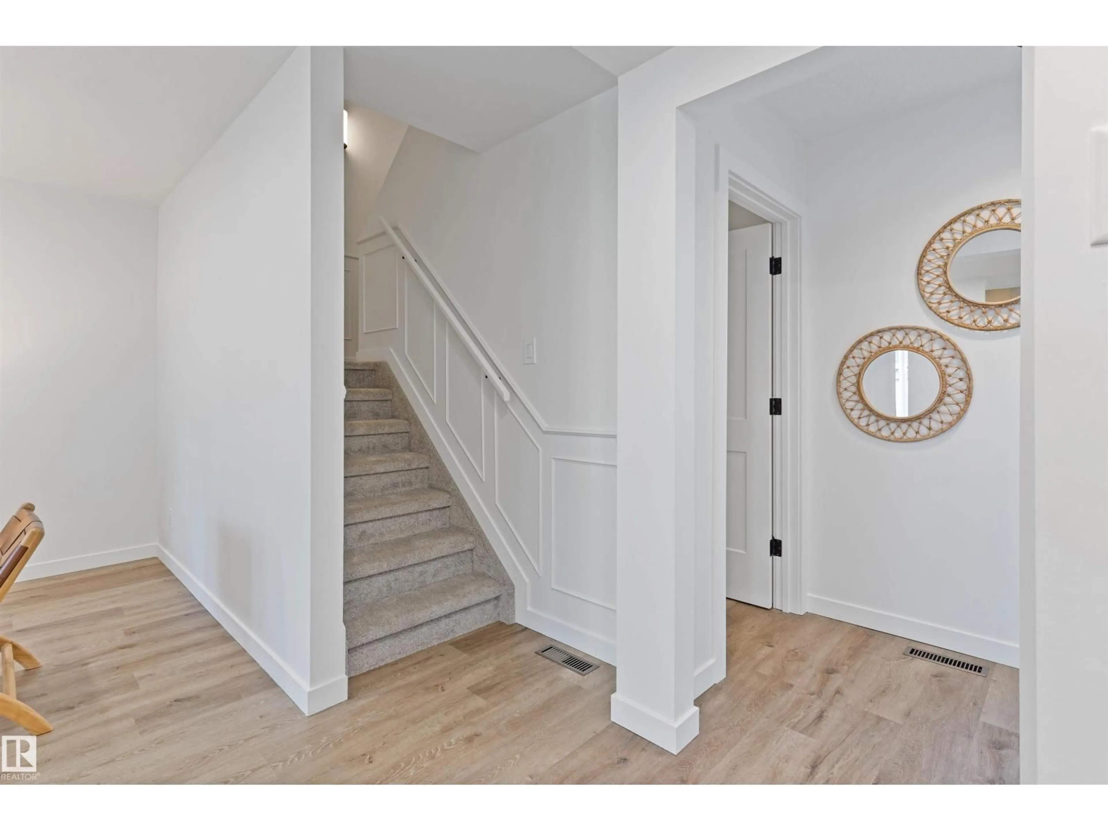 Indoor entryway for 70 AMBERLY CT, Edmonton Alberta T5A0H9