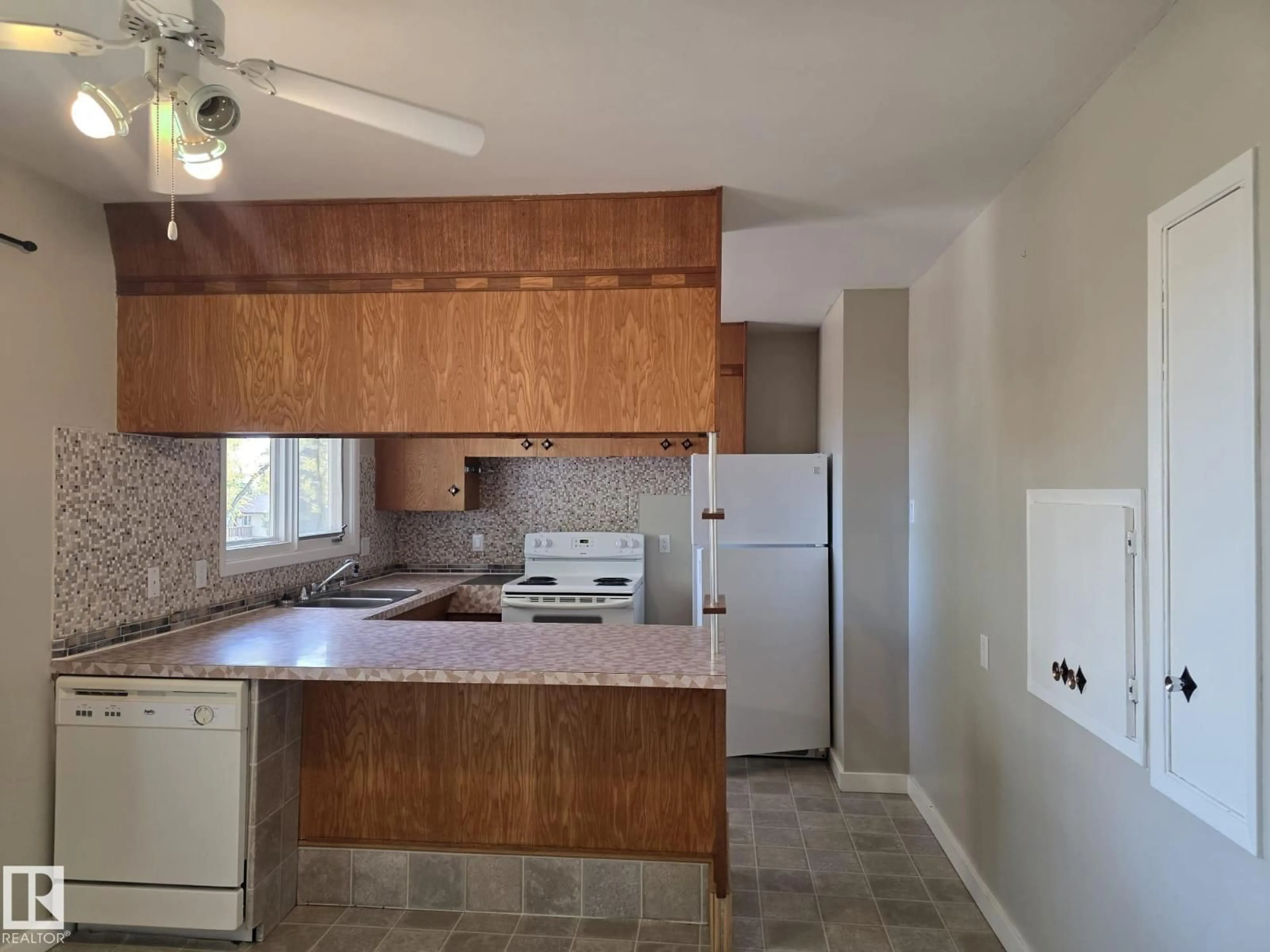 Standard kitchen, unknown for 4717 47A AV, Drayton Valley Alberta T7A1H9