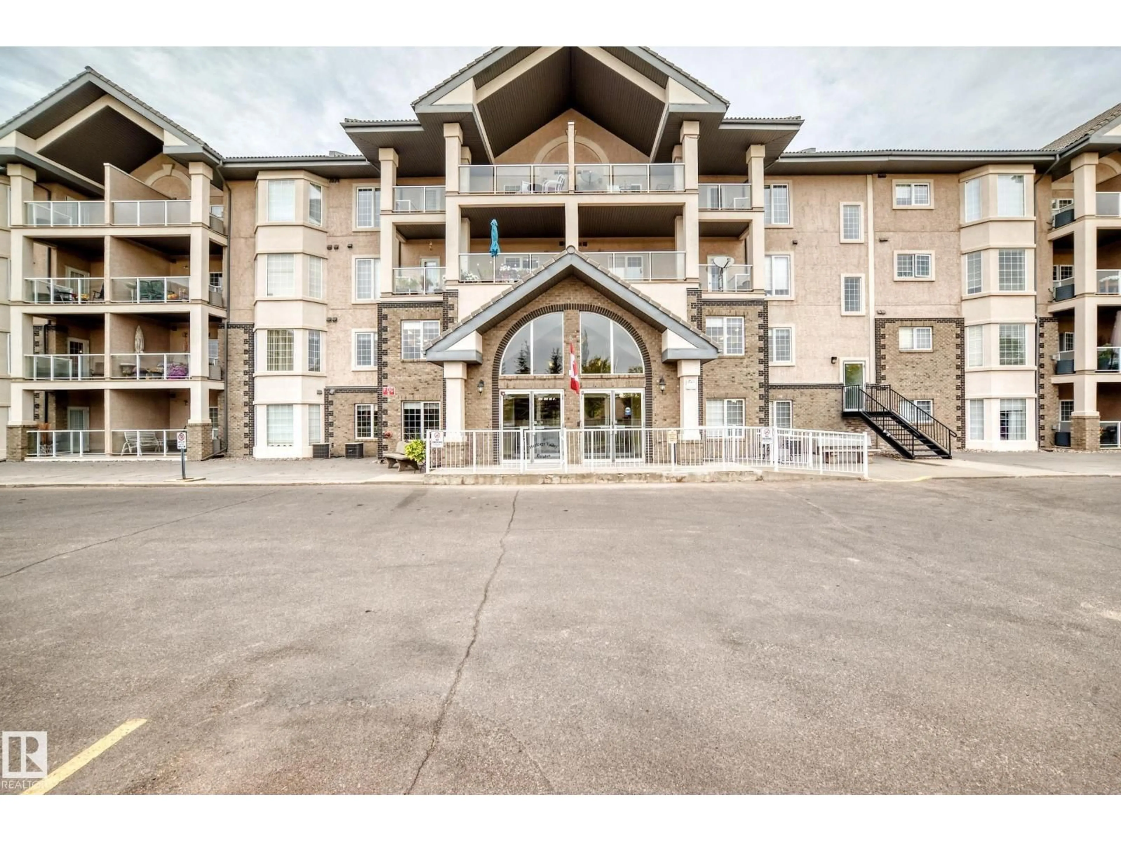 Indoor foyer for 220 612 111 ST, Edmonton Alberta T6W1R9