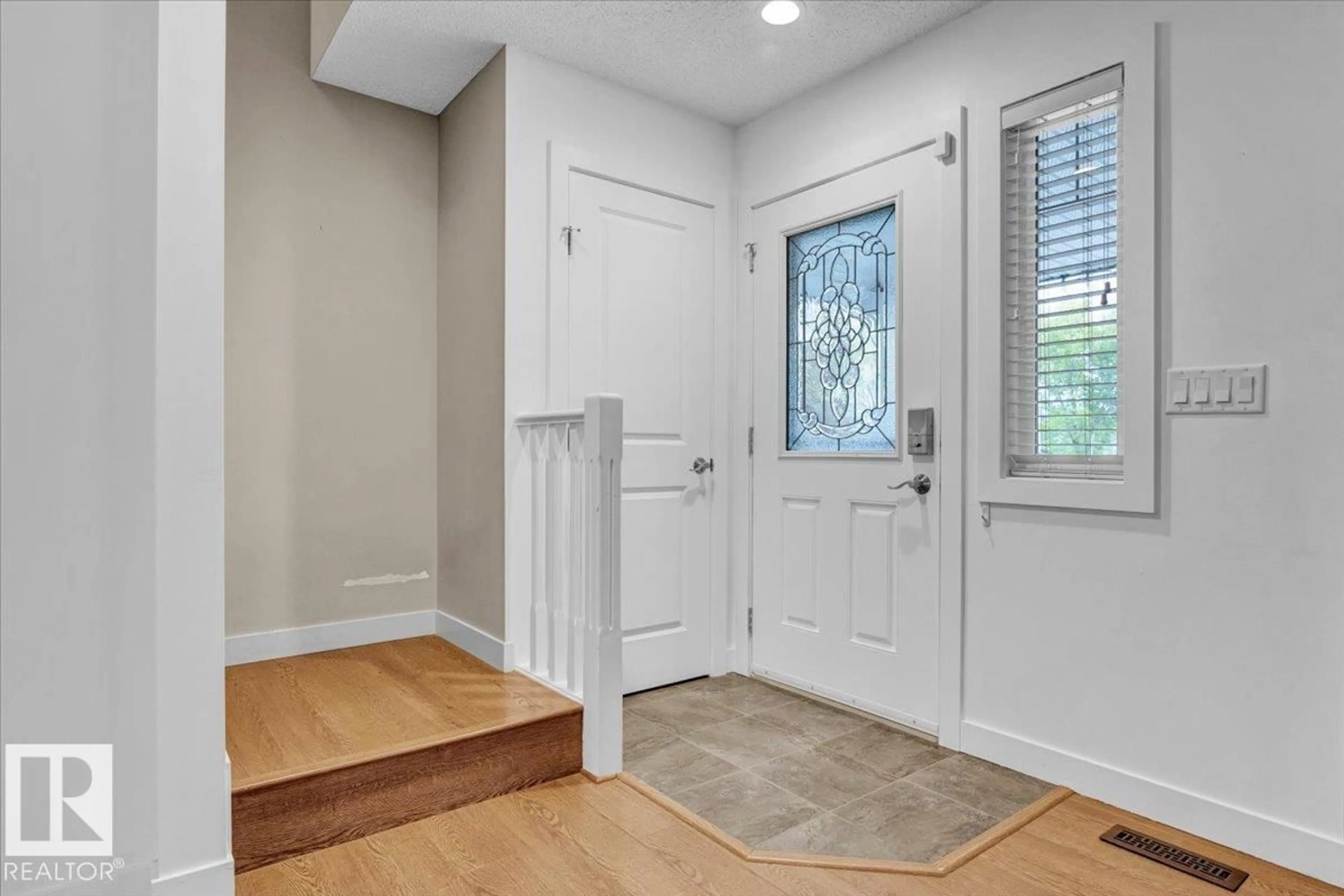 Indoor entryway for 1380 STARLING DR, Edmonton Alberta T5S0G8