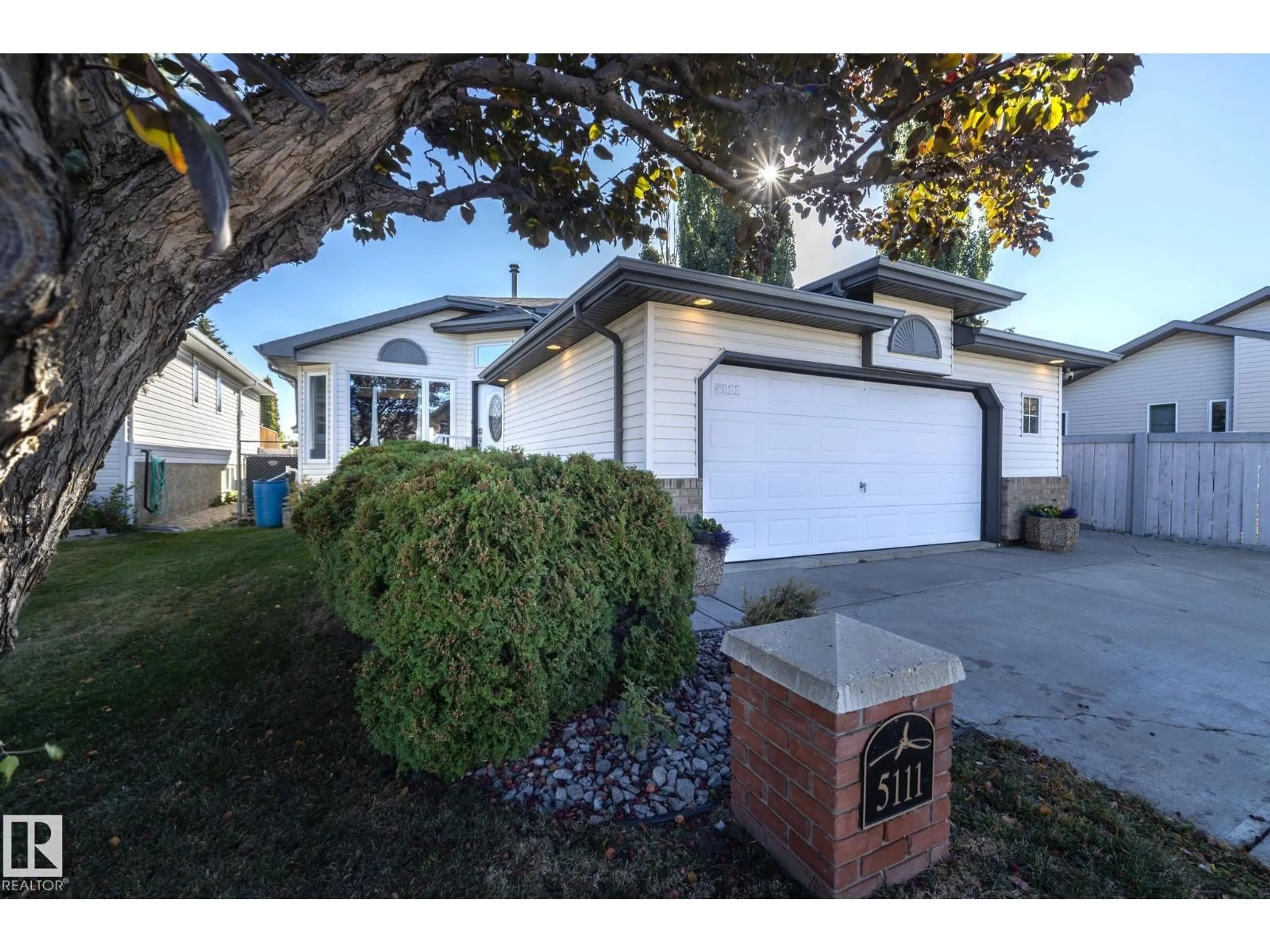 Home with vinyl exterior material, street for 5111 191 ST, Edmonton Alberta T6M2R6
