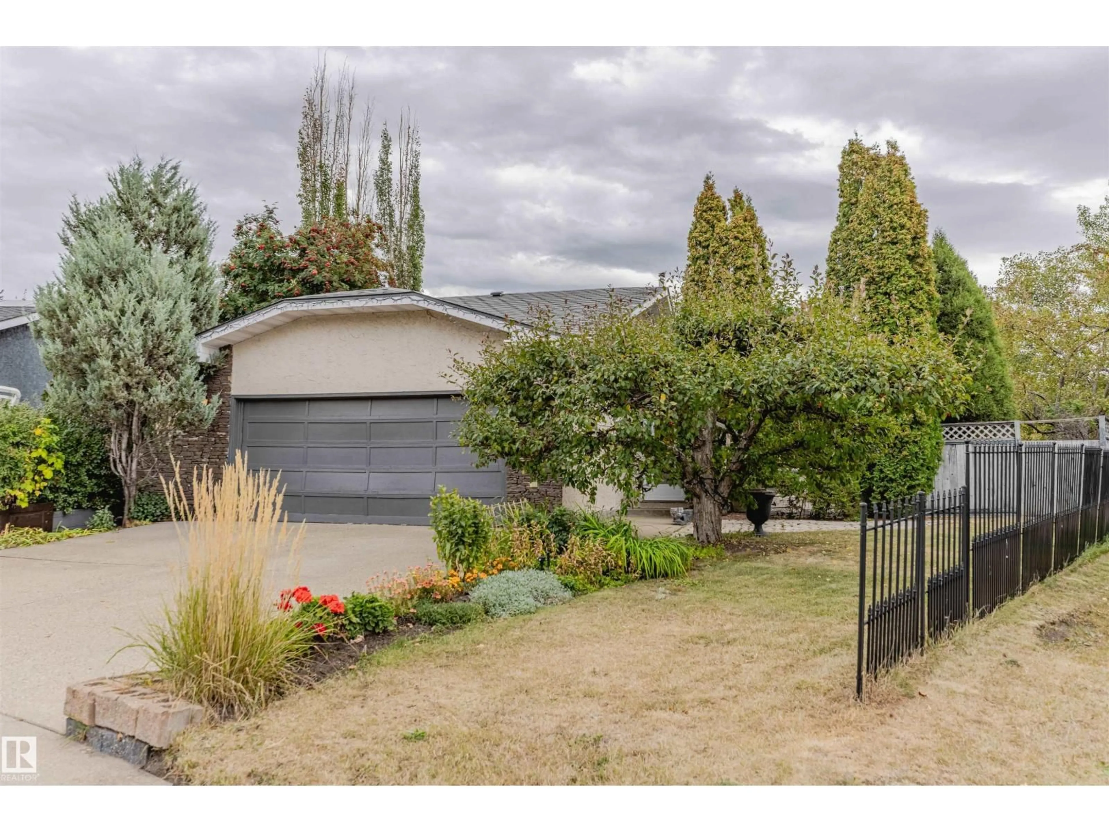 A pic from outside/outdoor area/front of a property/back of a property/a pic from drone, street for 3503 34A AV, Edmonton Alberta T6L3Y8