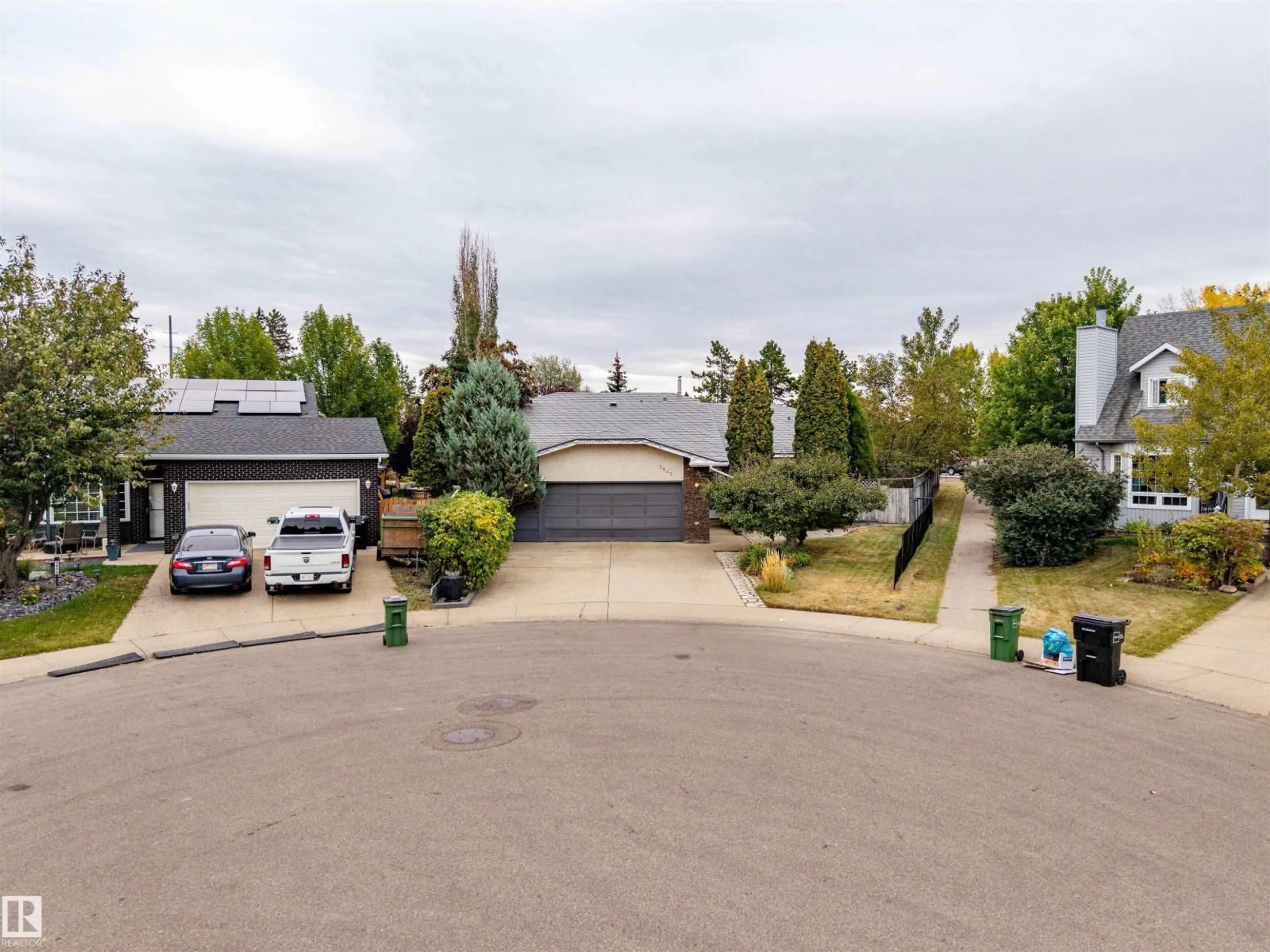A pic from outside/outdoor area/front of a property/back of a property/a pic from drone, street for 3503 34A AV, Edmonton Alberta T6L3Y8