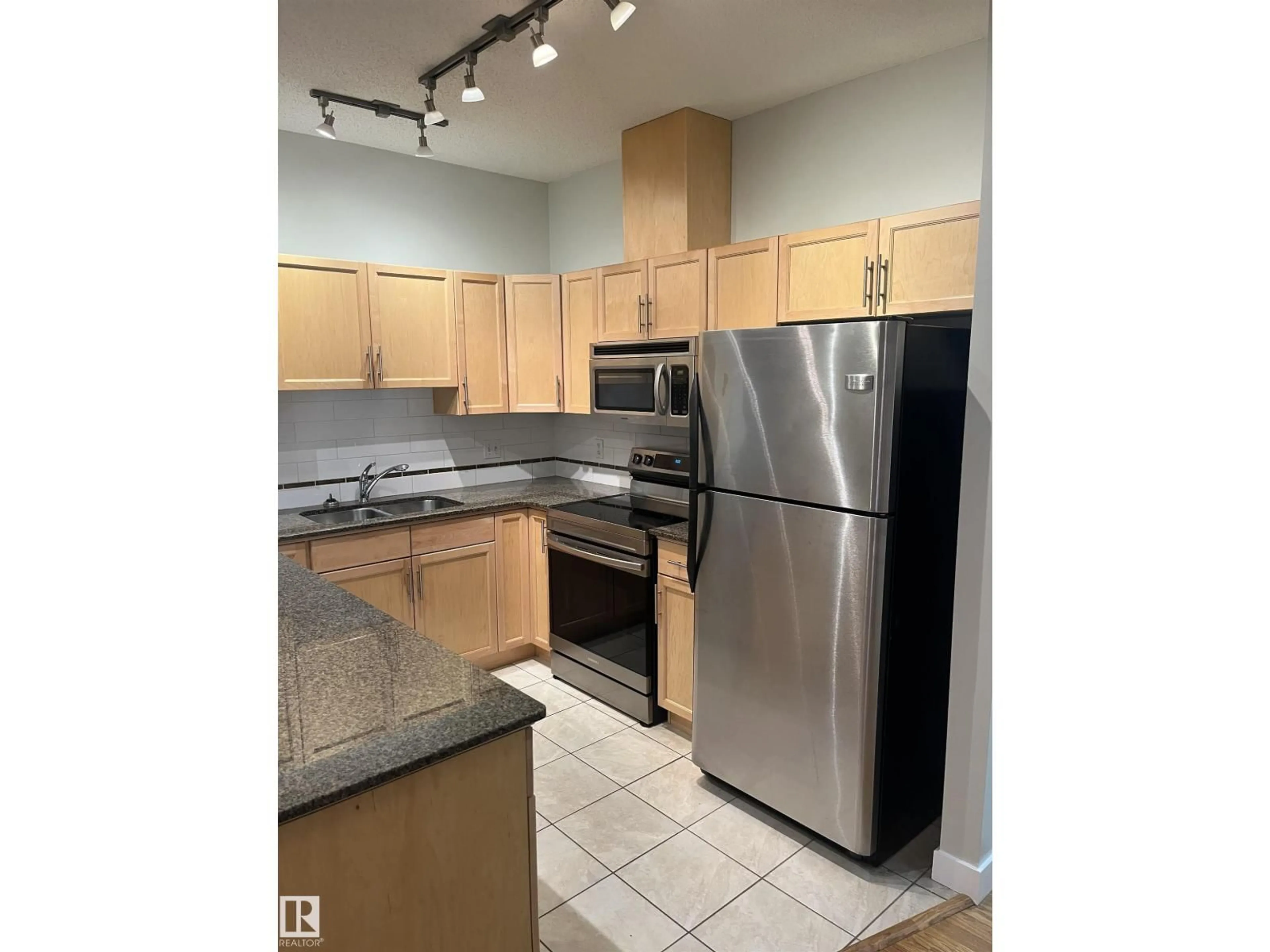 Standard kitchen, unknown for 110 10333 112 ST NW, Edmonton Alberta T5K0B4