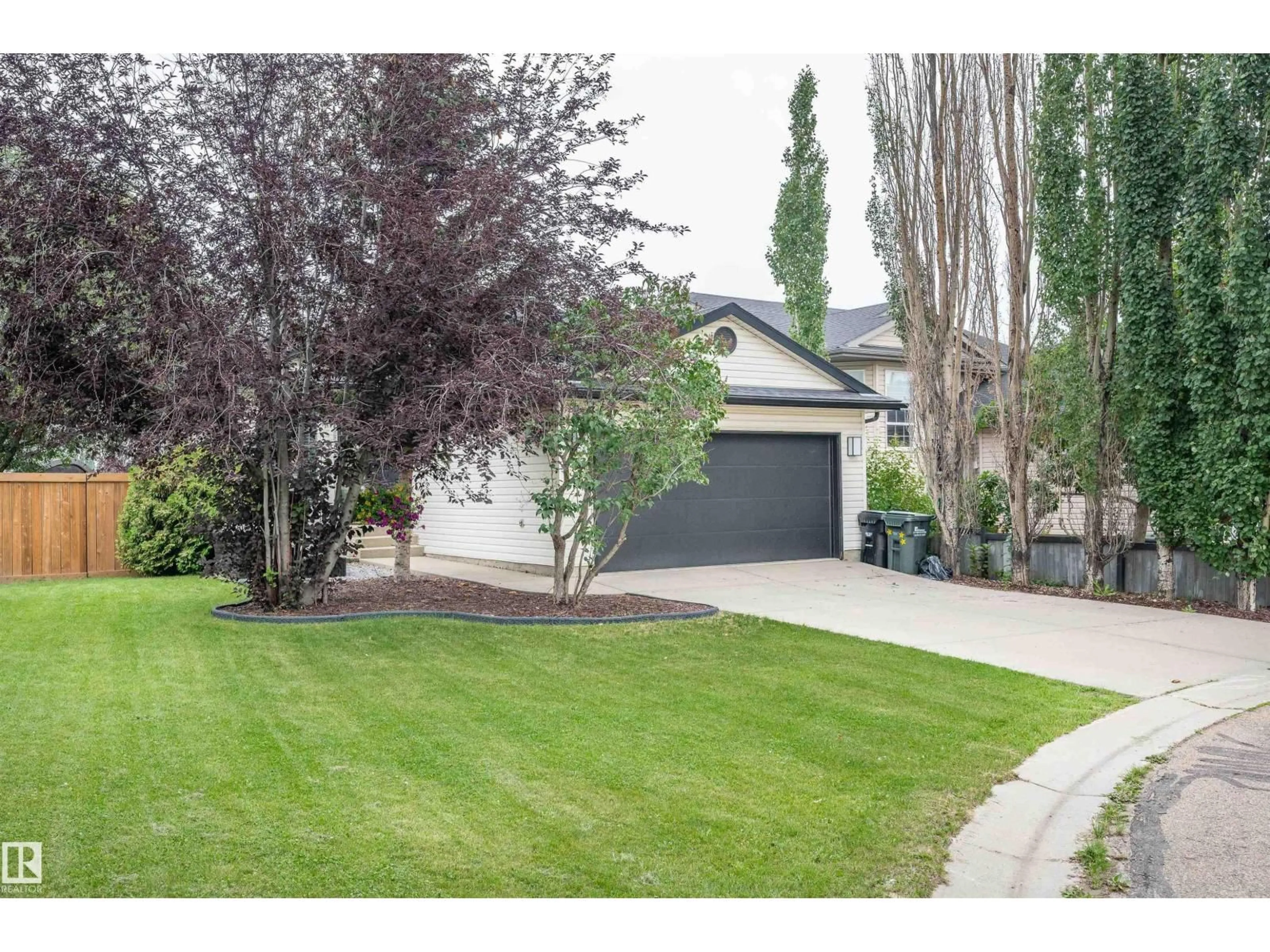Home with vinyl exterior material, street for 34 FOXBORO CL, Sherwood Park Alberta T8A6C1