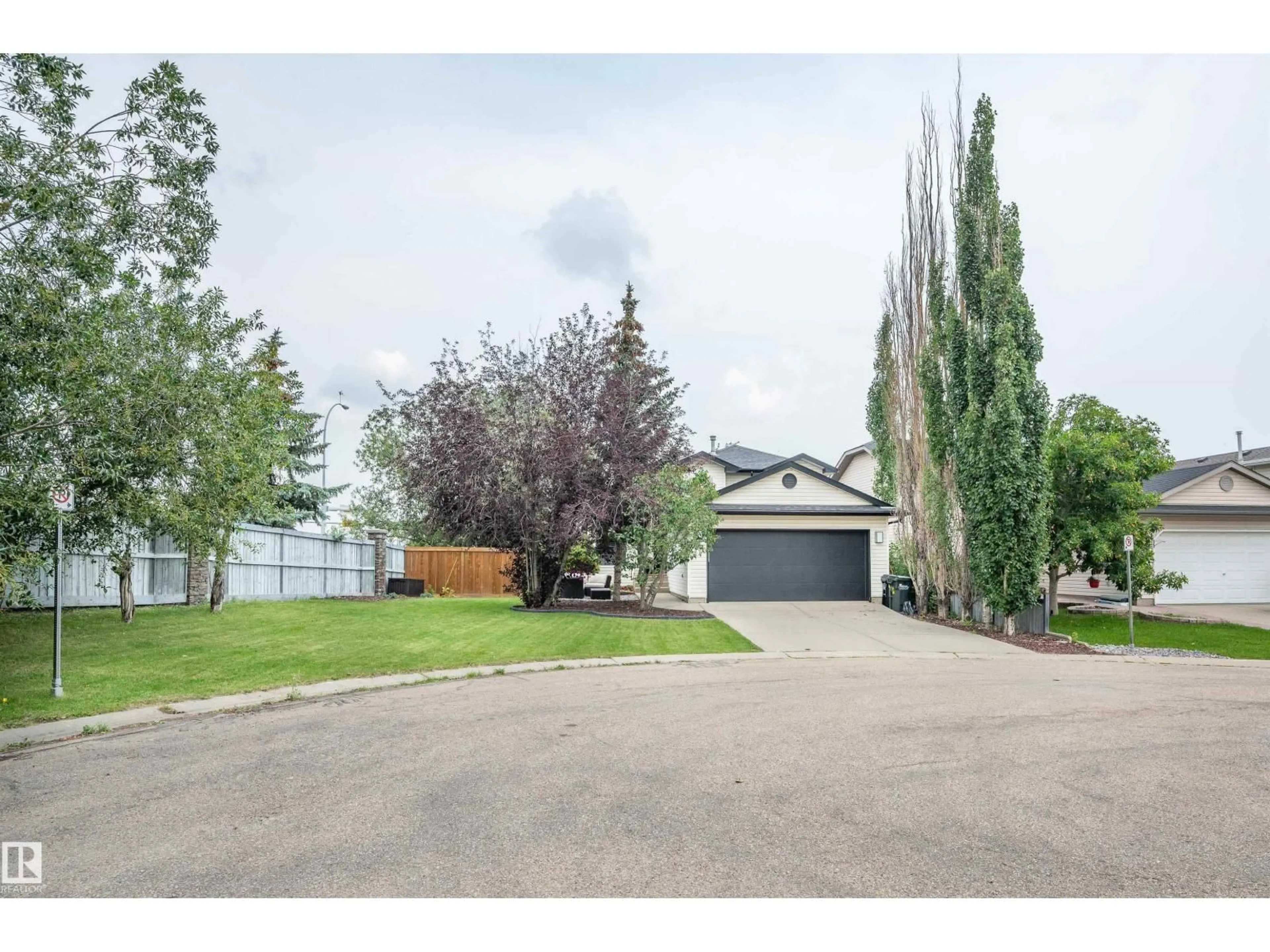 A pic from outside/outdoor area/front of a property/back of a property/a pic from drone, water/lake/river/ocean view for 34 FOXBORO CL, Sherwood Park Alberta T8A6C1