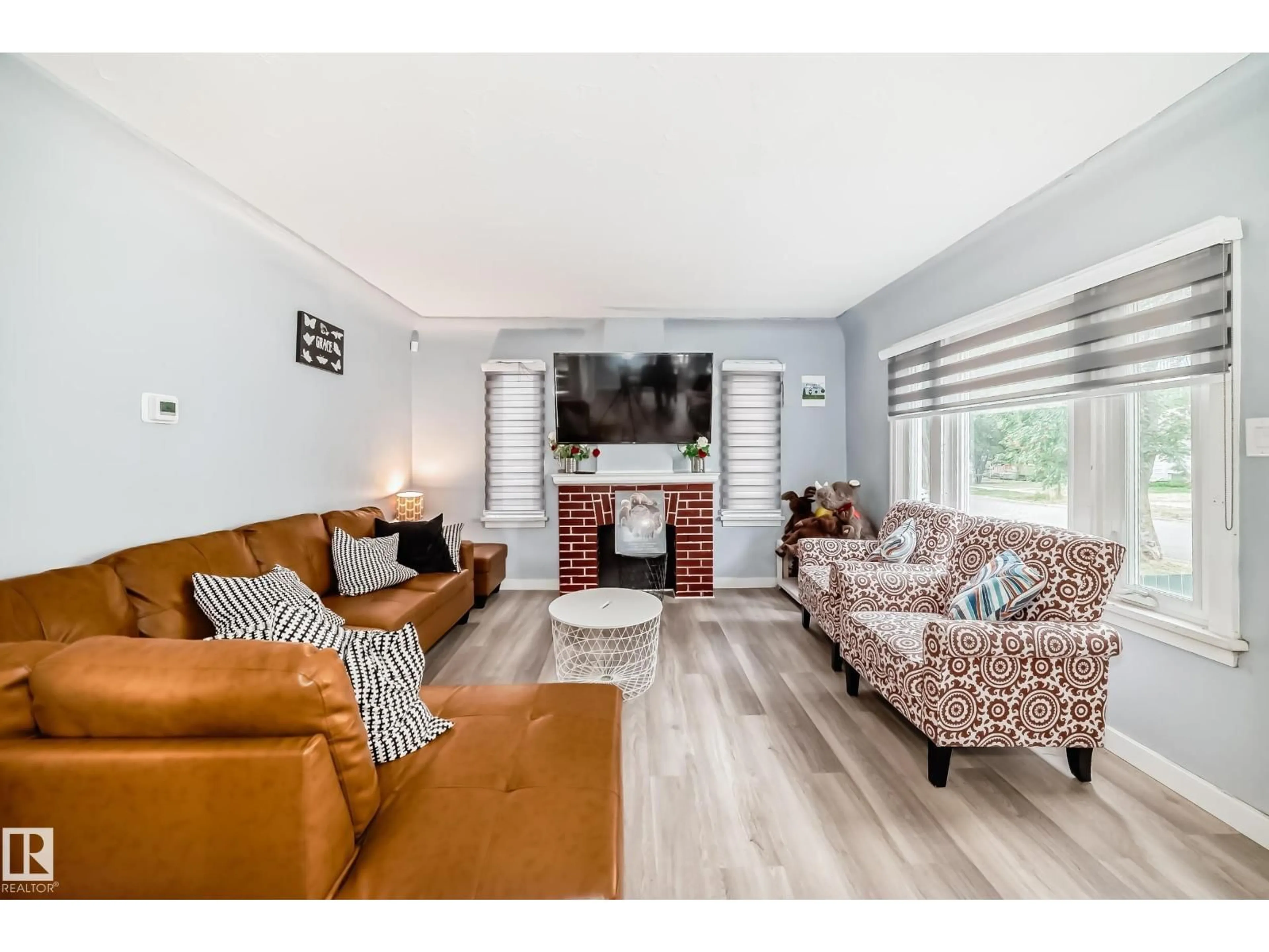 Living room with furniture, wood/laminate floor for NW - 11951 77 ST, Edmonton Alberta T5B2G5