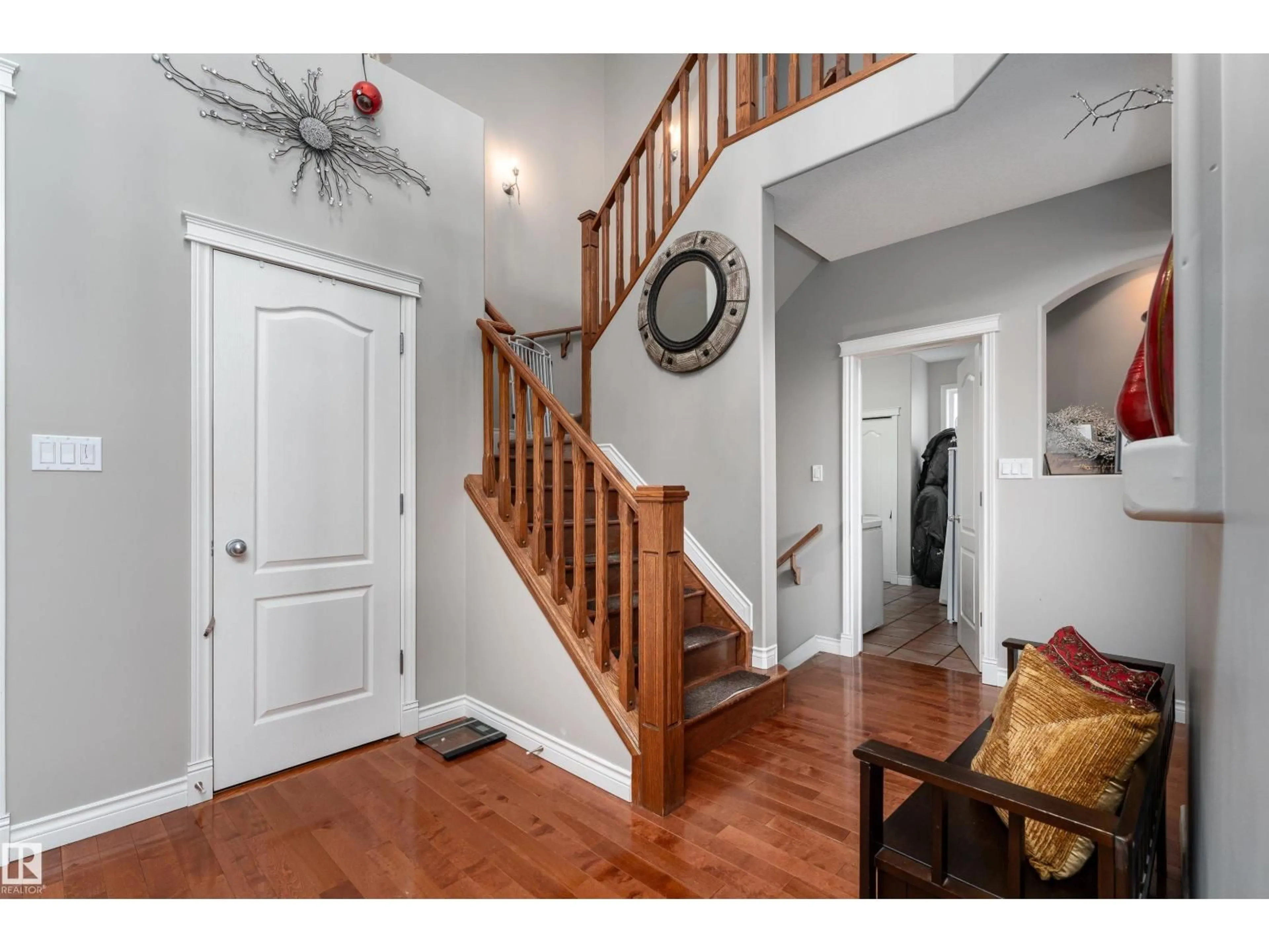 Indoor entryway for 5010 DONSDALE DR, Edmonton Alberta T6M2V2