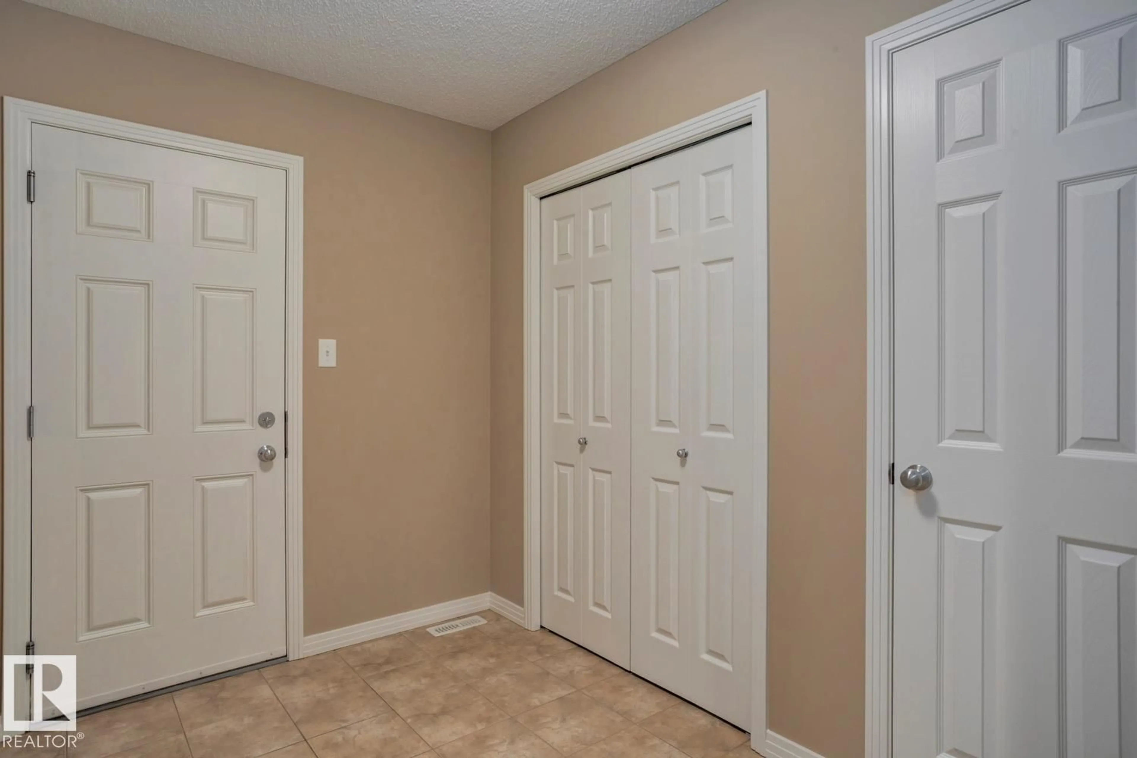 Indoor entryway for 3528 CLAXTON CR, Edmonton Alberta T6W0Z6