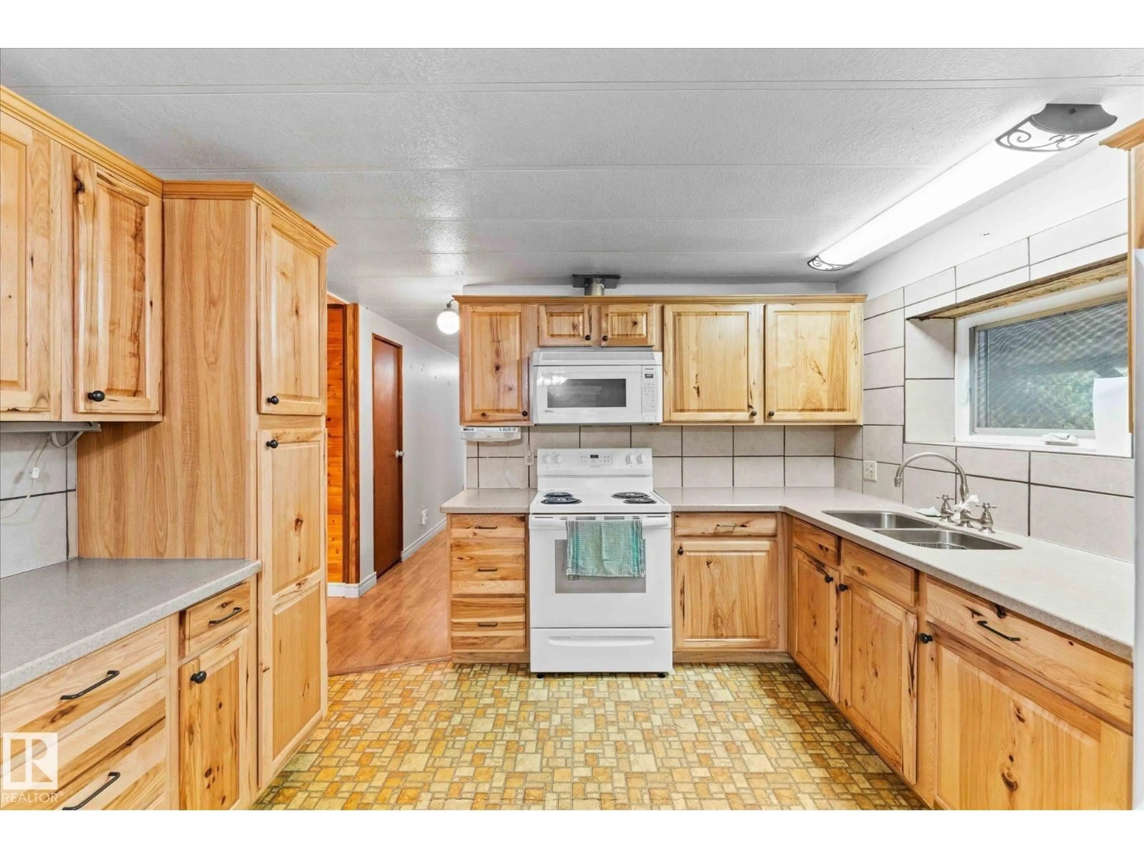 Standard kitchen, ceramic/tile floor for #412 & 411 - 53303 RGE ROAD 31, Rural Parkland County Alberta T7Y0E3
