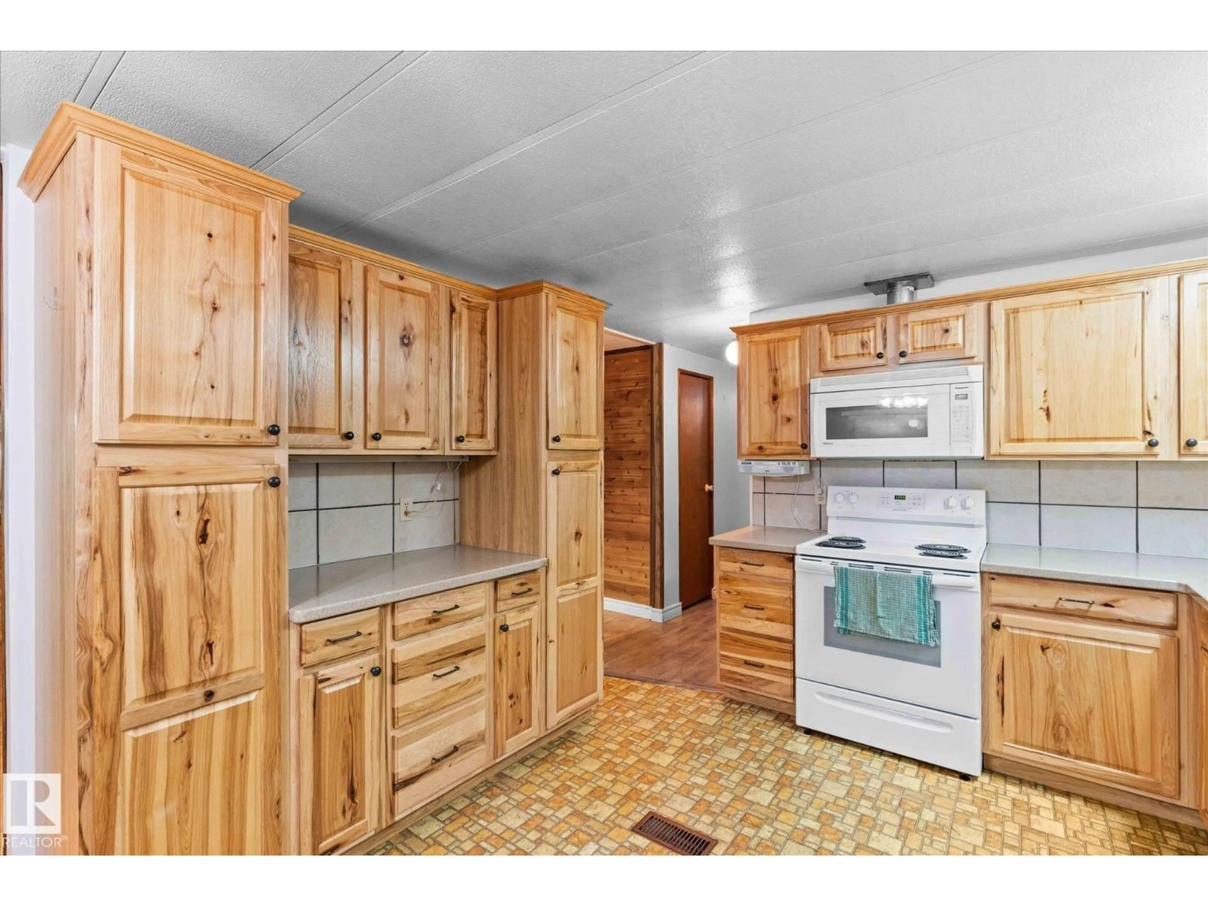 Standard kitchen, unknown for #412 & 411 - 53303 RGE ROAD 31, Rural Parkland County Alberta T7Y0E3