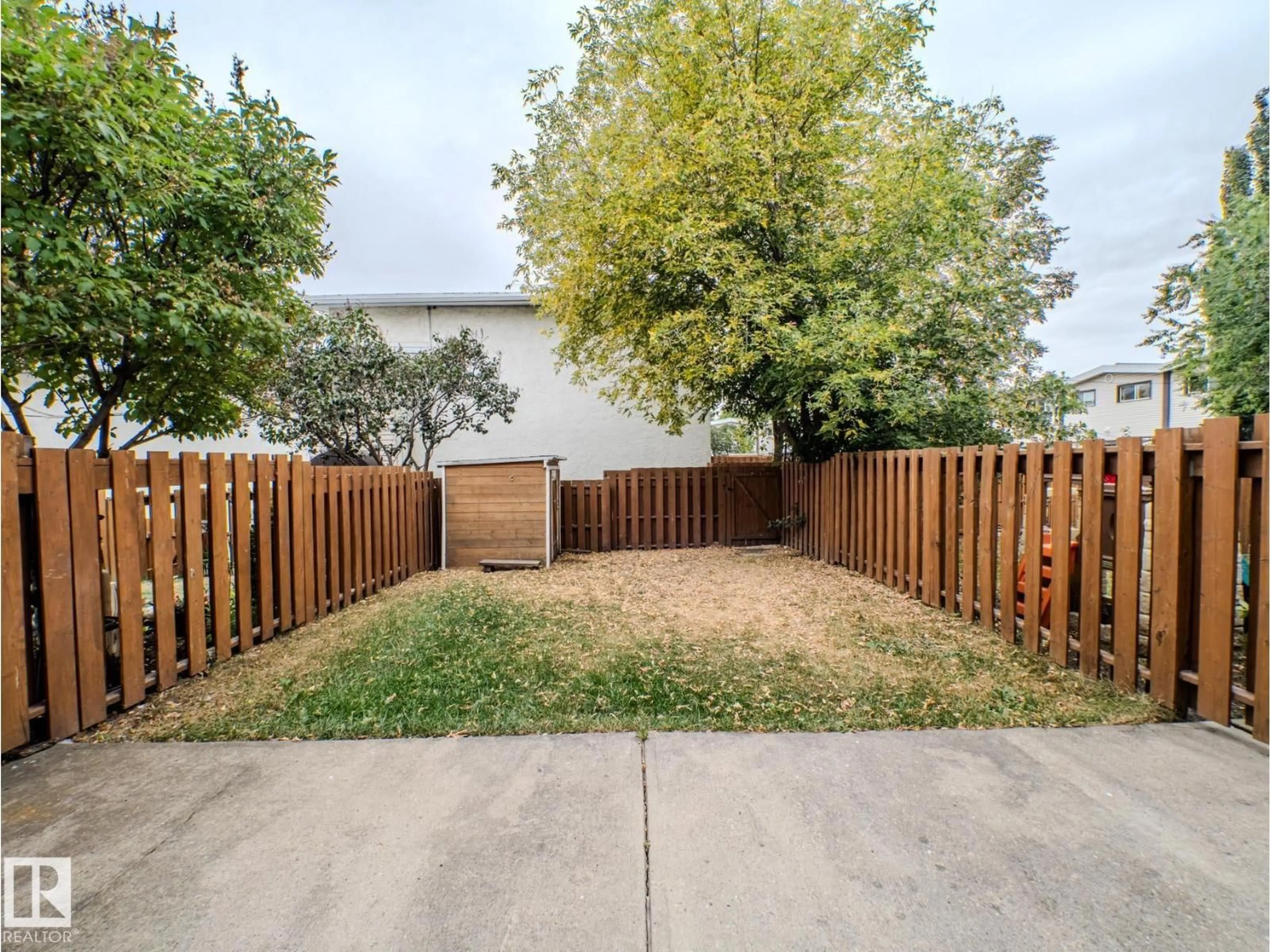 A pic from outside/outdoor area/front of a property/back of a property/a pic from drone, street for F - 16405 89 AV, Edmonton Alberta T5R4S1