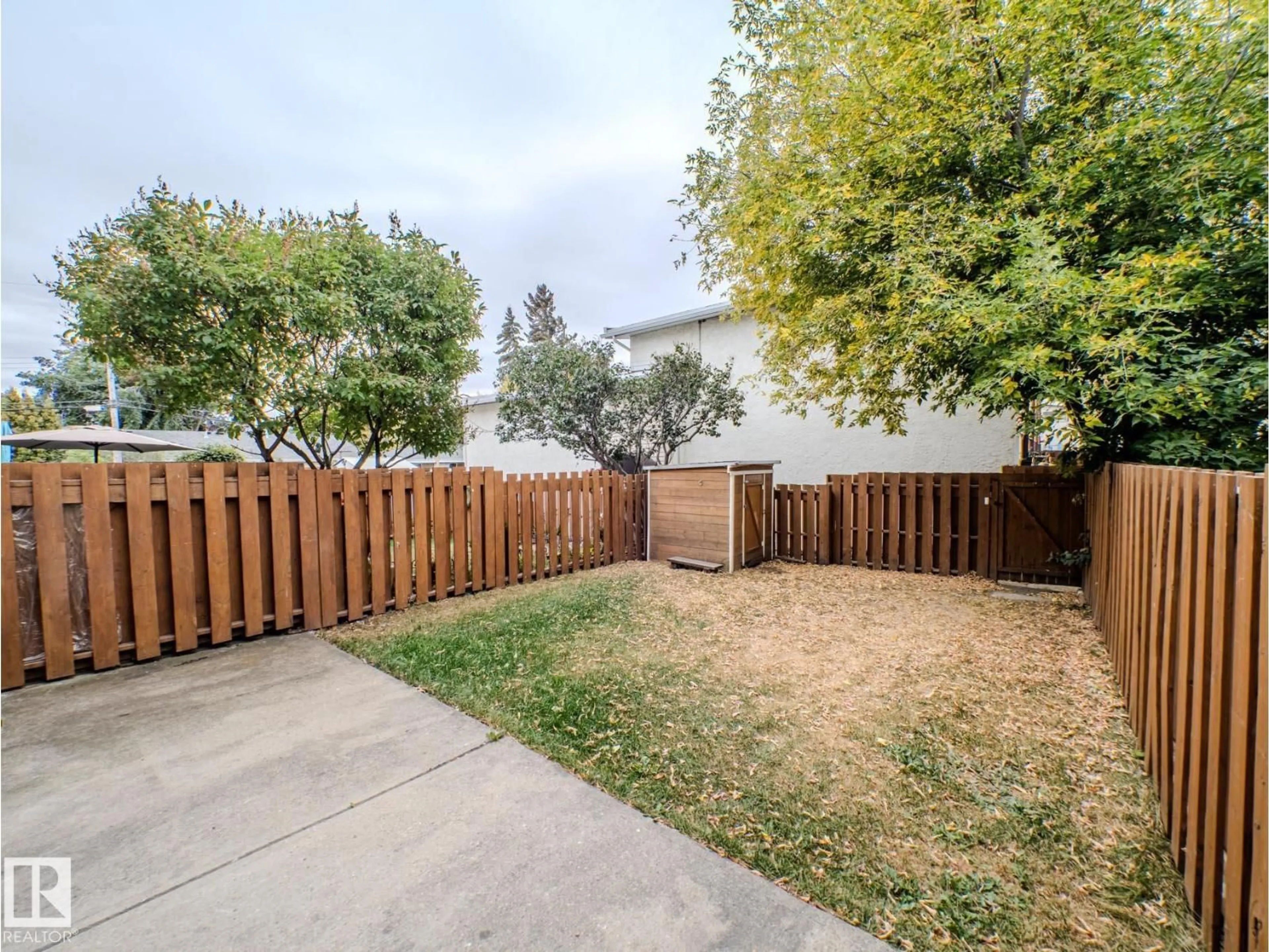 A pic from outside/outdoor area/front of a property/back of a property/a pic from drone, street for F - 16405 89 AV, Edmonton Alberta T5R4S1