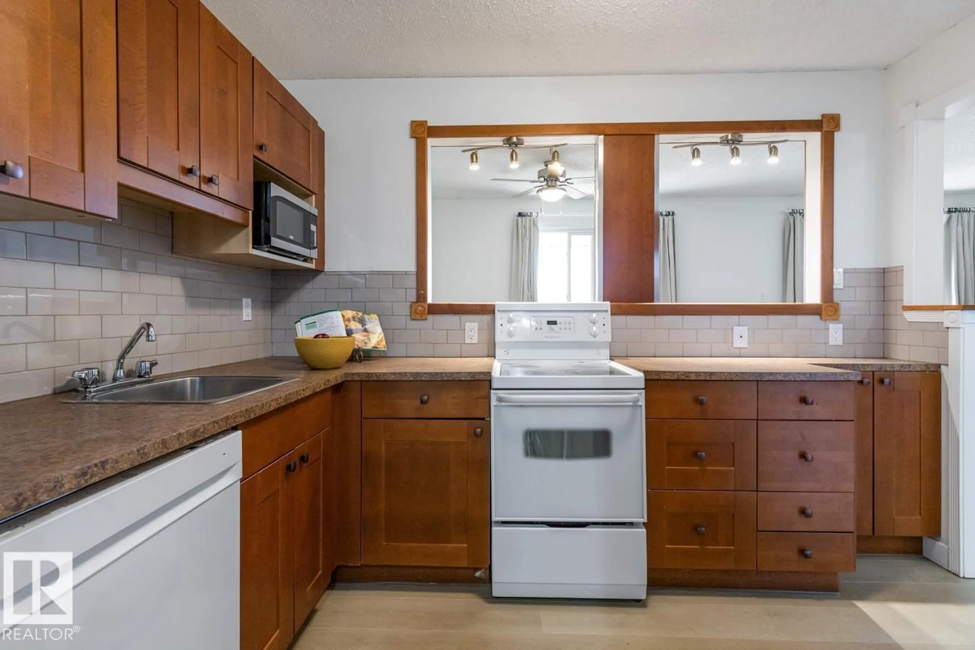 Standard kitchen, unknown for 5 - 3847 76 ST, Edmonton Alberta T6K2P9