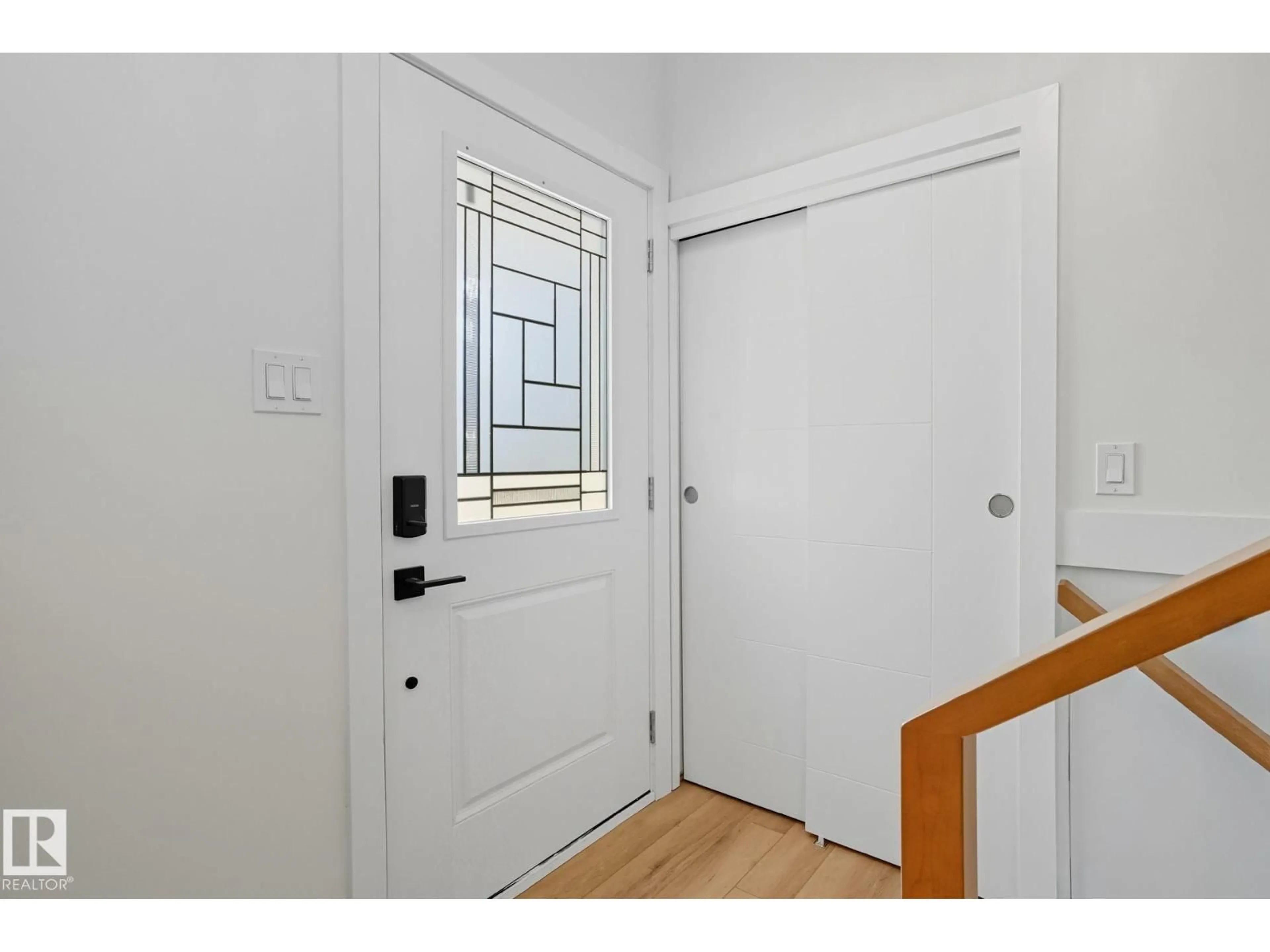 Indoor entryway for 11528 42 AV, Edmonton Alberta T6J0W5