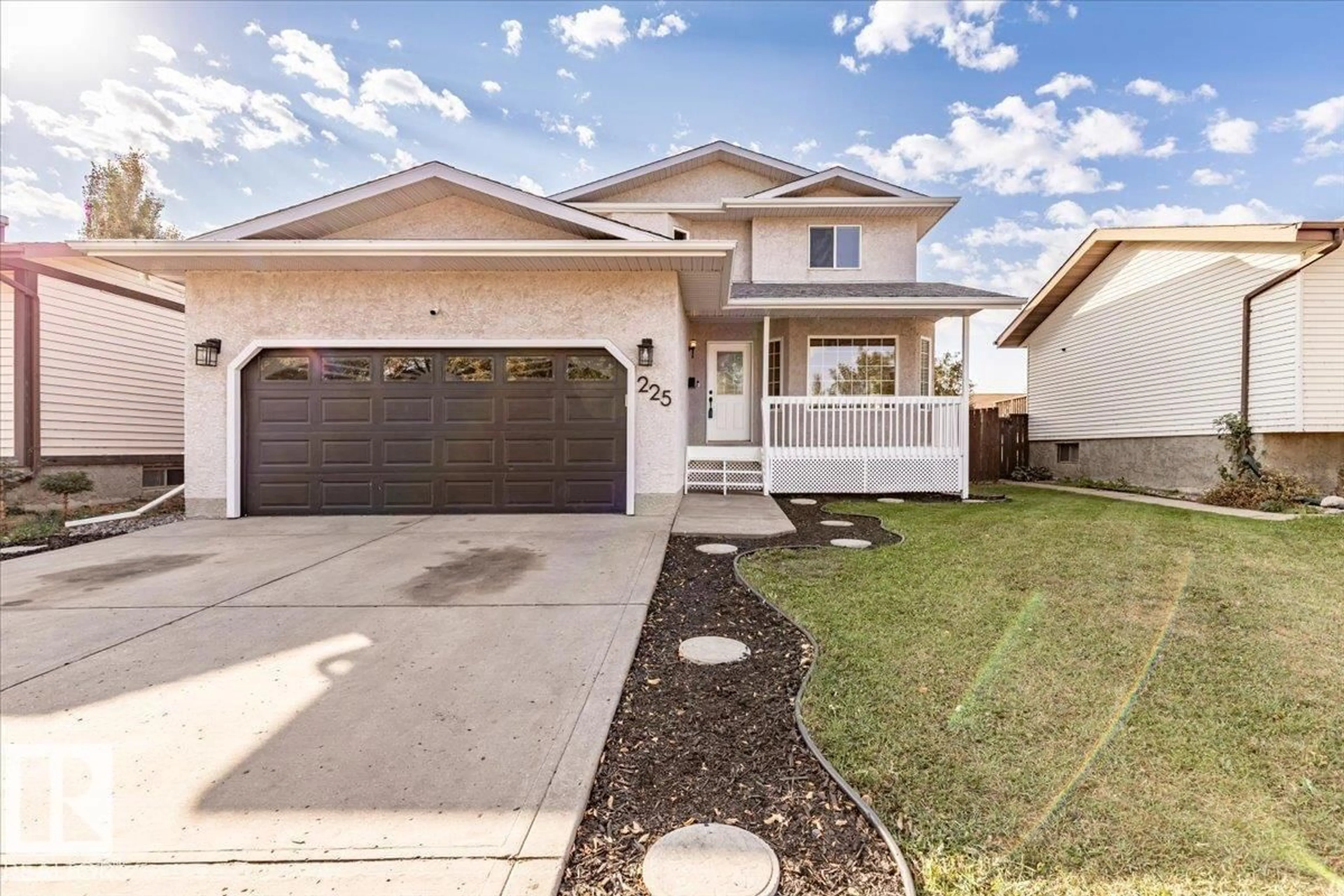 Home with vinyl exterior material, street for 225 PARKVIEW DR, Wetaskiwin Alberta T9A3J8