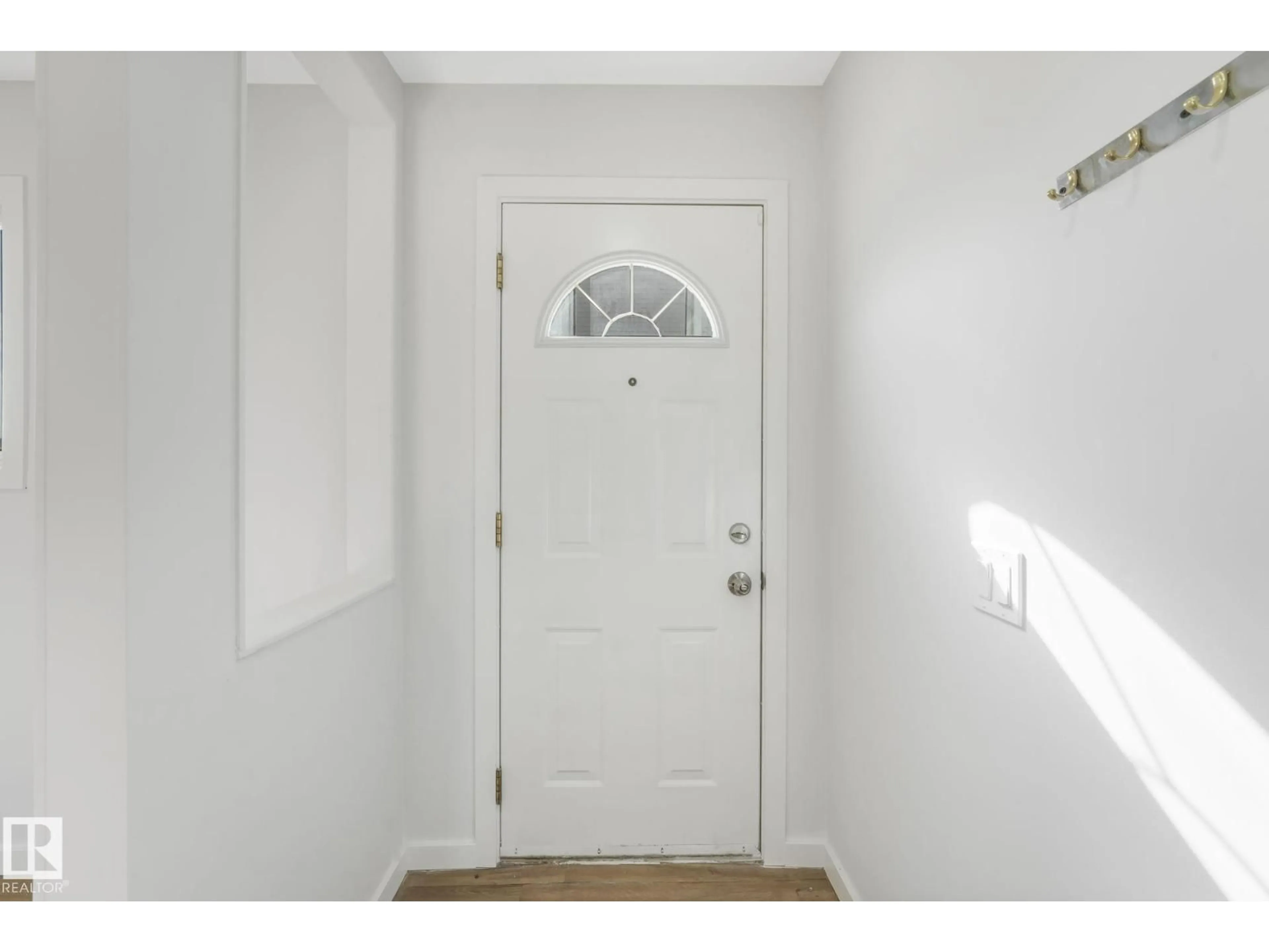 Indoor entryway for 1280 LAKEWOOD RD, Edmonton Alberta T6K3P2