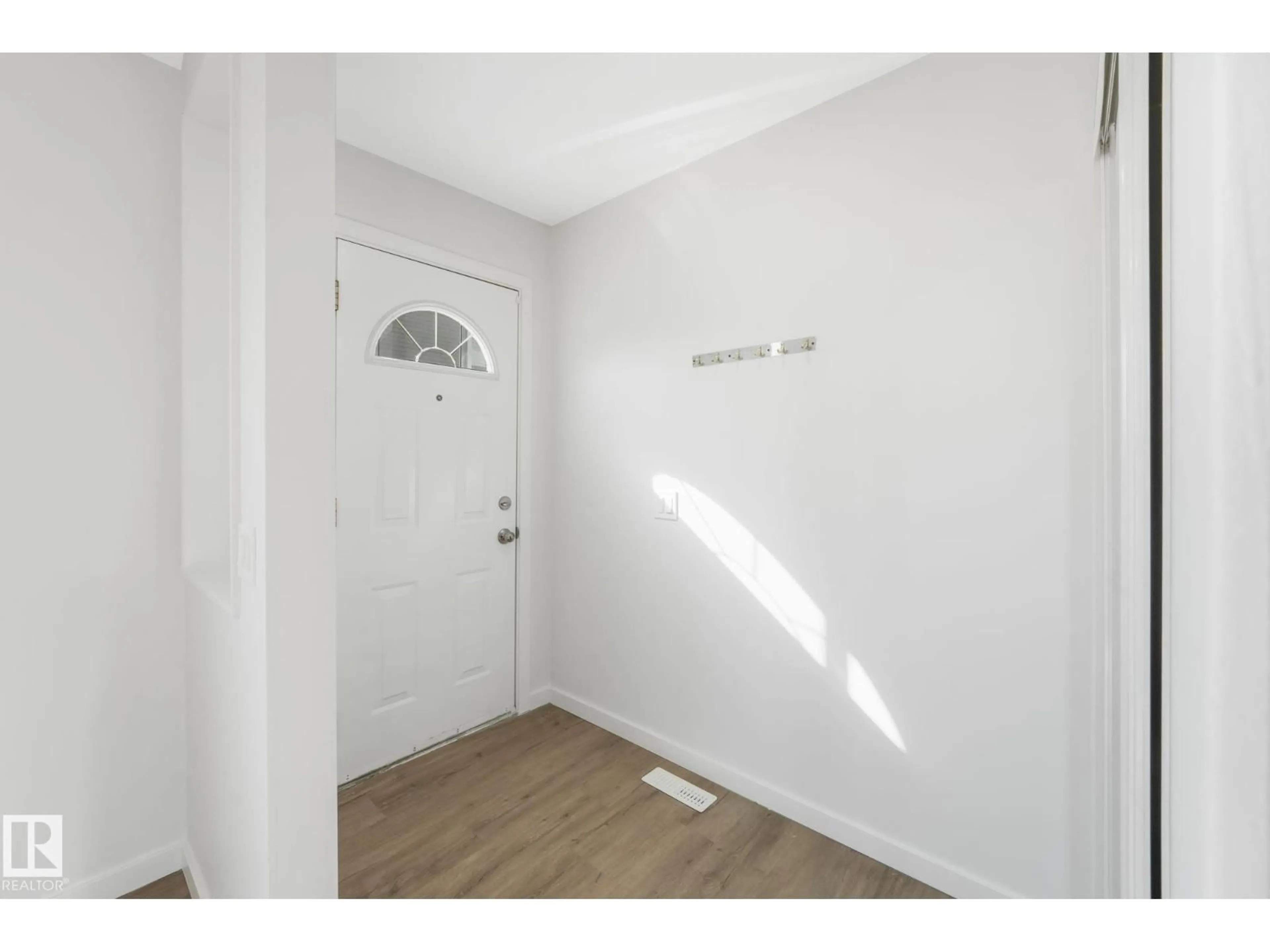 Indoor entryway for 1280 LAKEWOOD RD, Edmonton Alberta T6K3P2