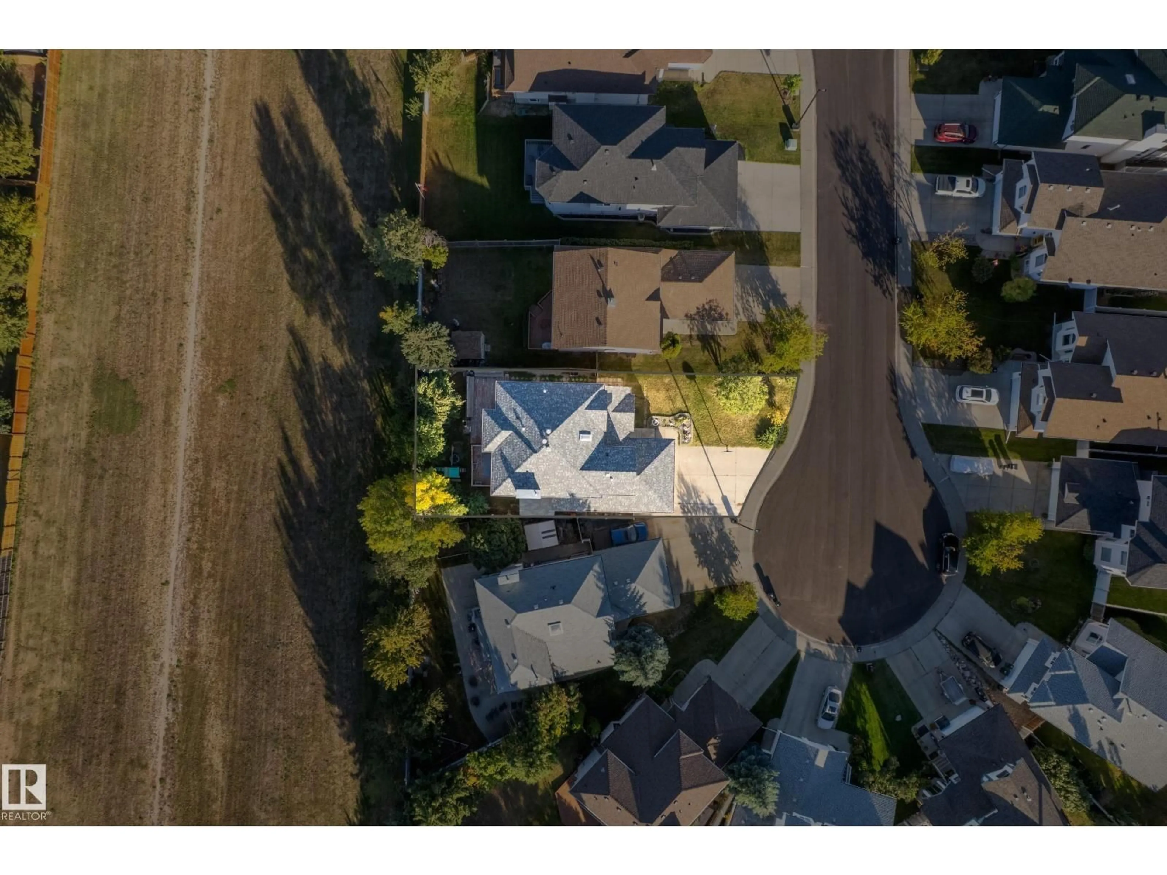 A pic from outside/outdoor area/front of a property/back of a property/a pic from drone, street for 917 ORMSBY WD, Edmonton Alberta T5T6A9