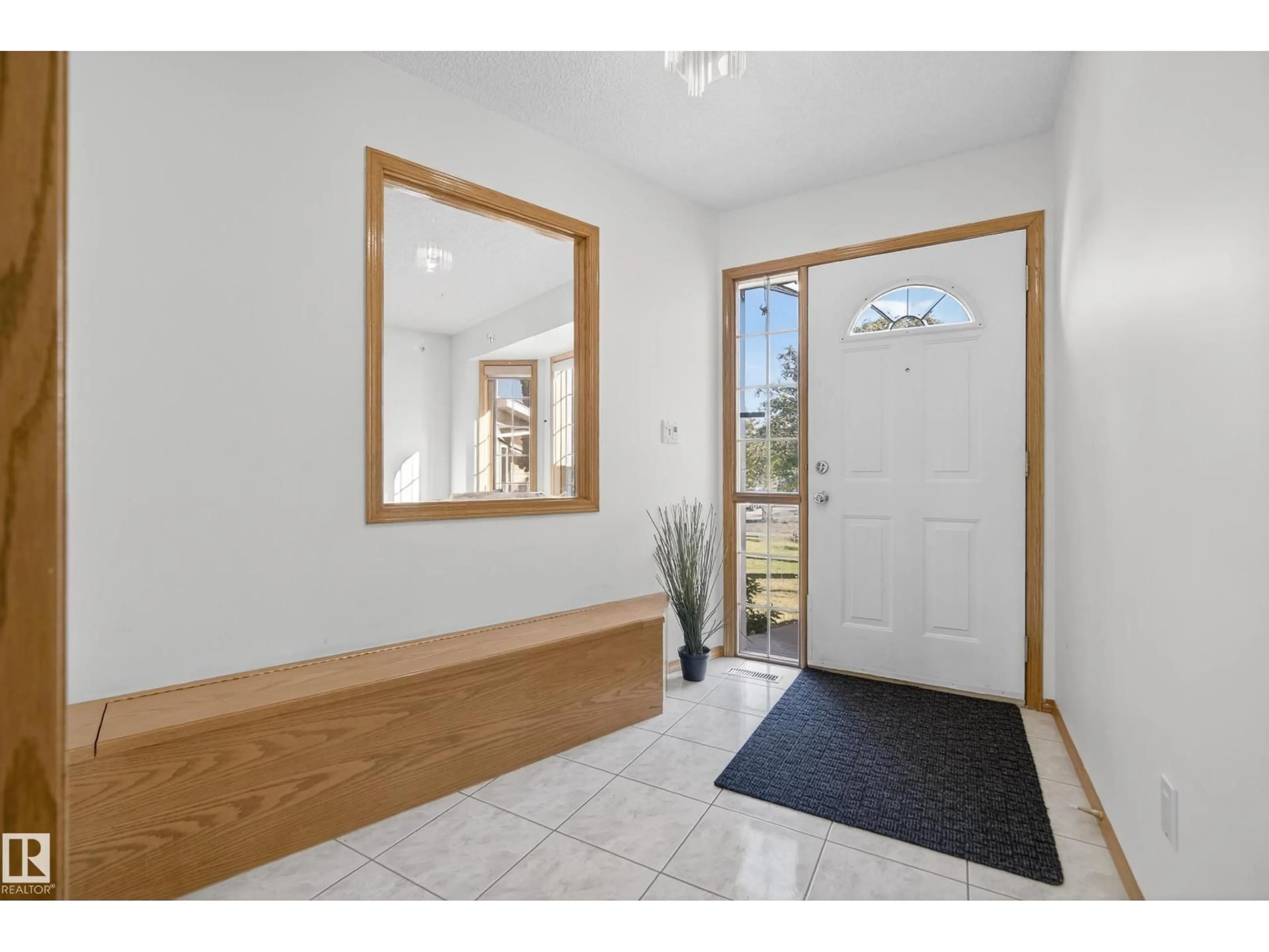 Indoor entryway for 917 ORMSBY WD, Edmonton Alberta T5T6A9
