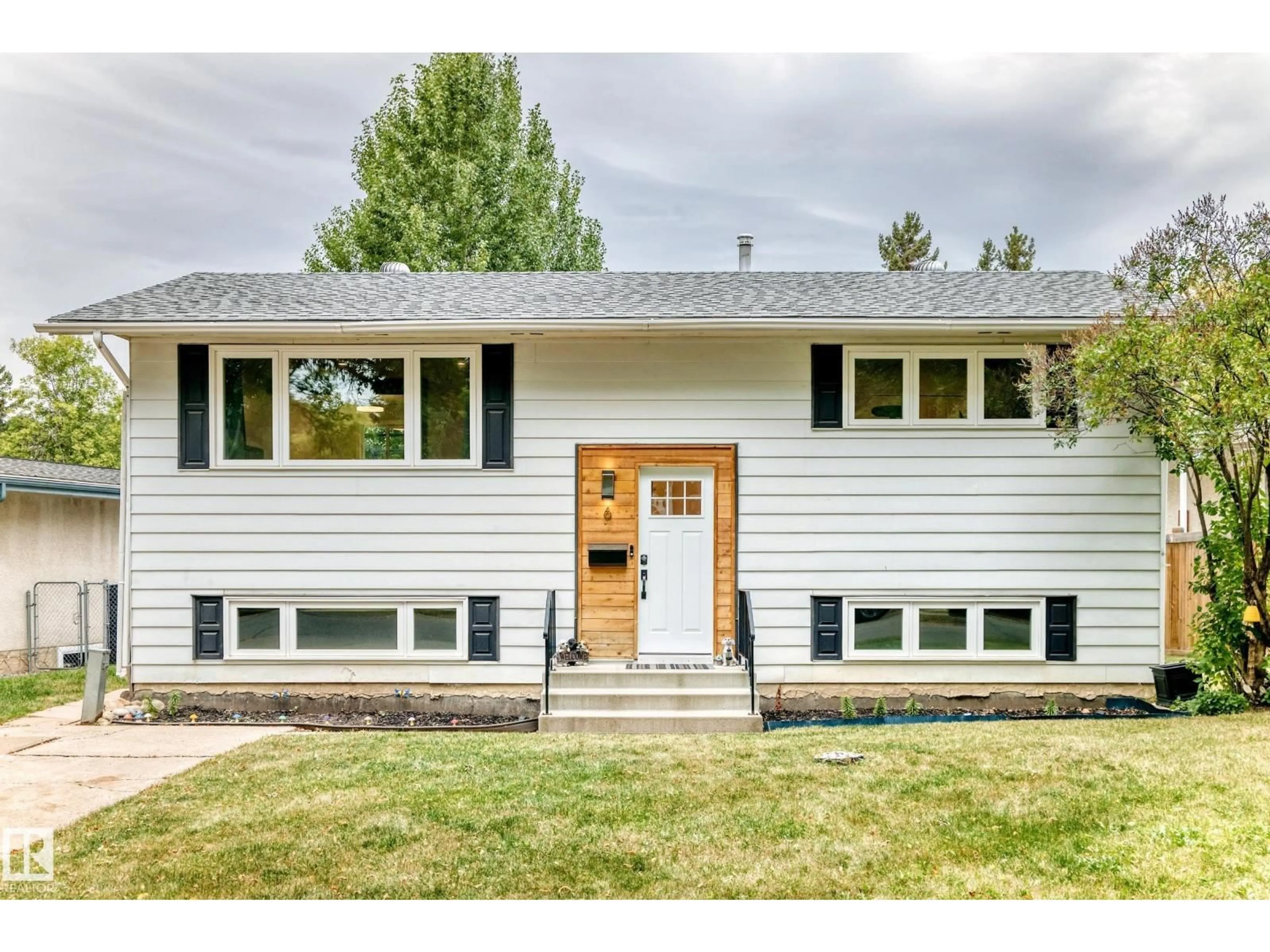 Home with vinyl exterior material, street for 6 BEACON CR, St. Albert Alberta T8N0A3