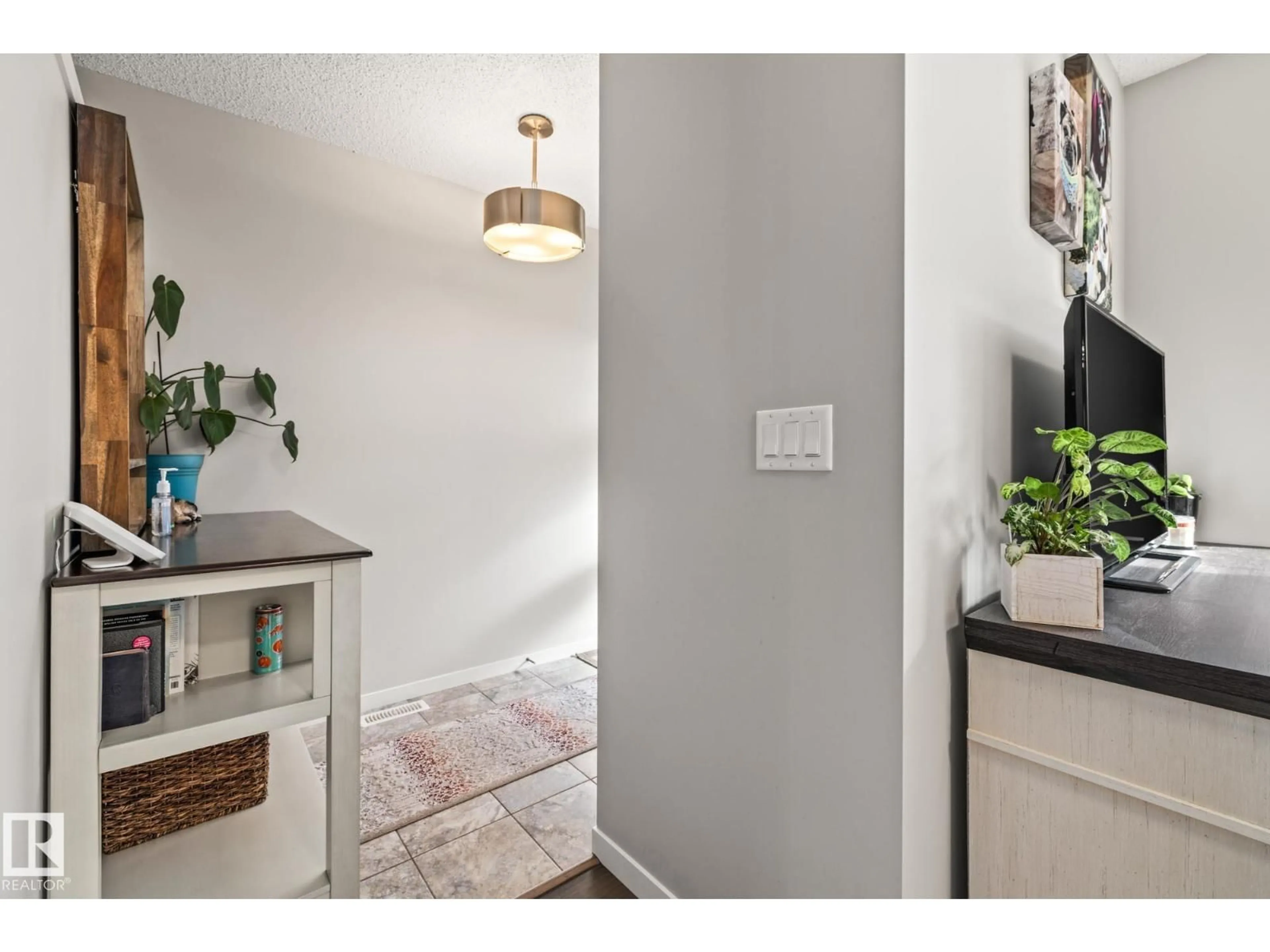 Indoor entryway for 20110 27 AV, Edmonton Alberta T6M0W7