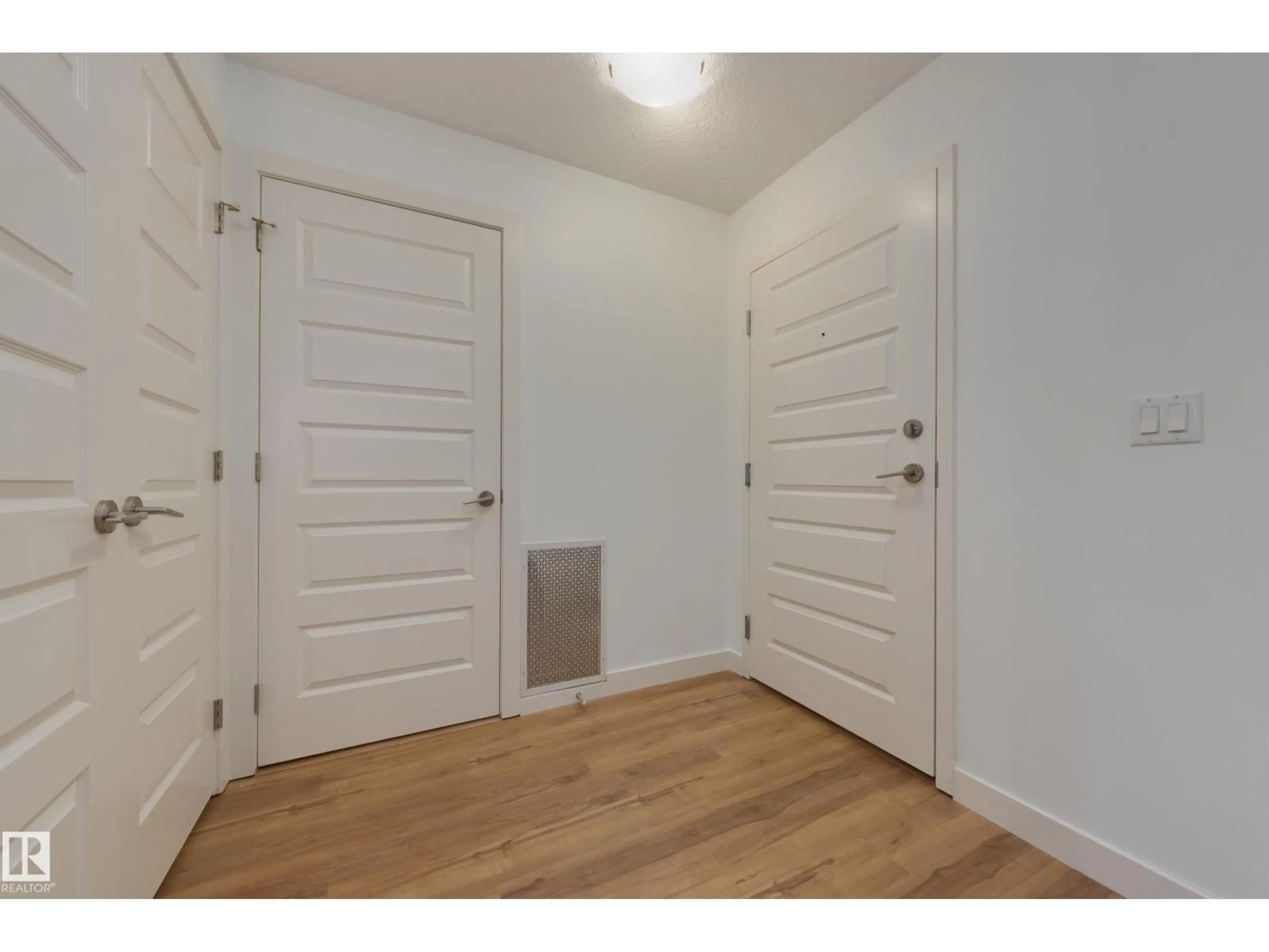 Indoor entryway for #103 - 8730 82 AV, Edmonton Alberta T6C0Z1