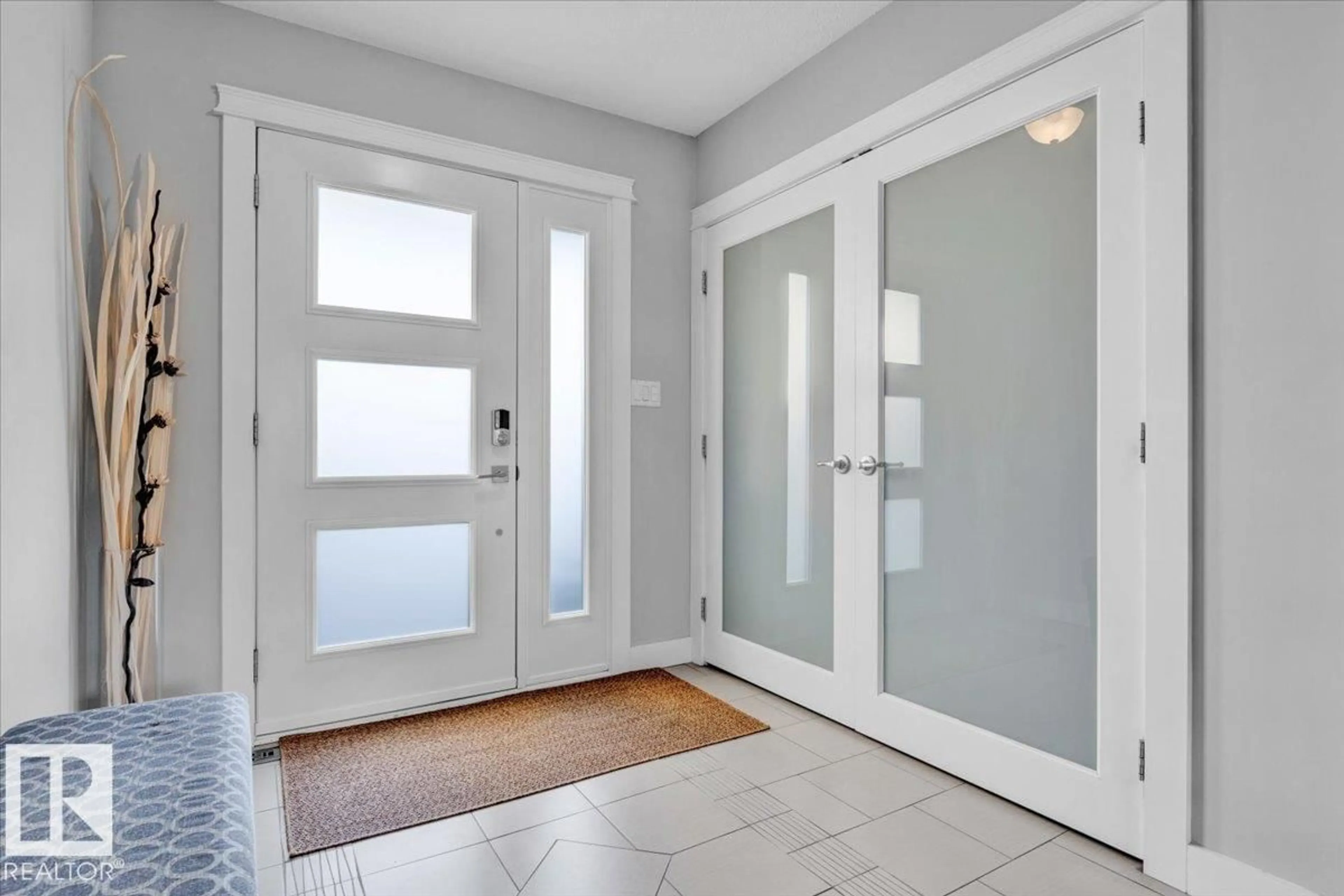 Indoor entryway for 1808 37 AV, Edmonton Alberta T6T1S6
