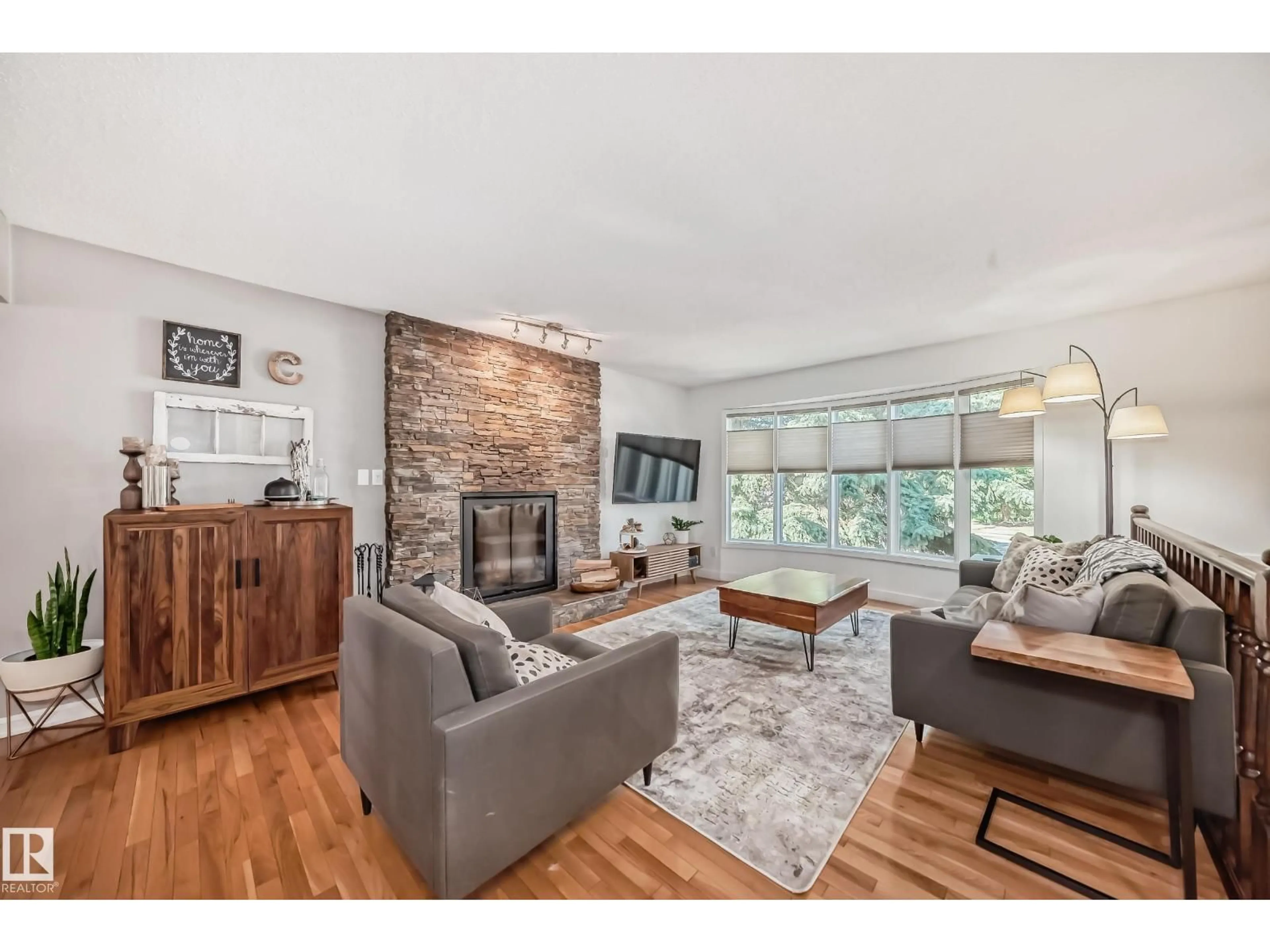 Living room with furniture, wood/laminate floor for 118 LANGHOLM DR, St. Albert Alberta T8N4M4