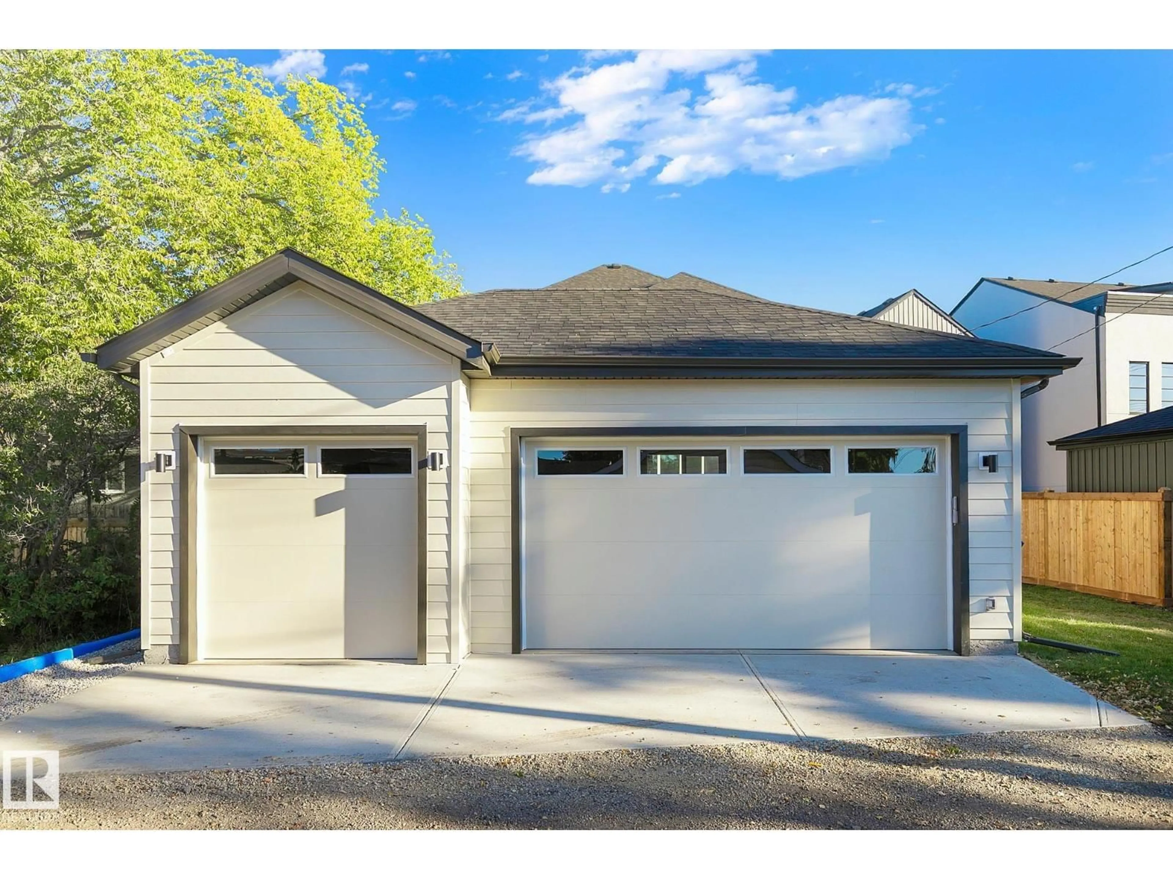 Indoor garage for NW - 14717 88 AV, Edmonton Alberta T5R4J9